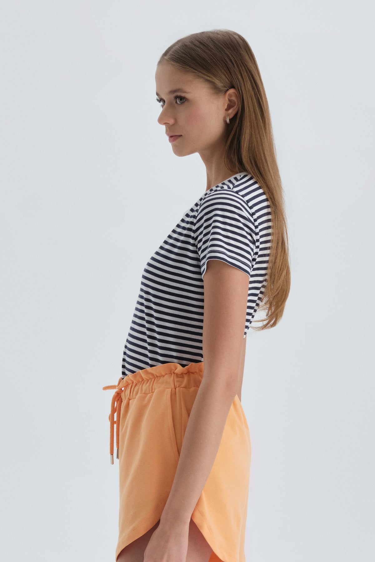 Beyaz Çizgili Çizgi Desenli Bisiklet Yaka Pamuk T-Shirt