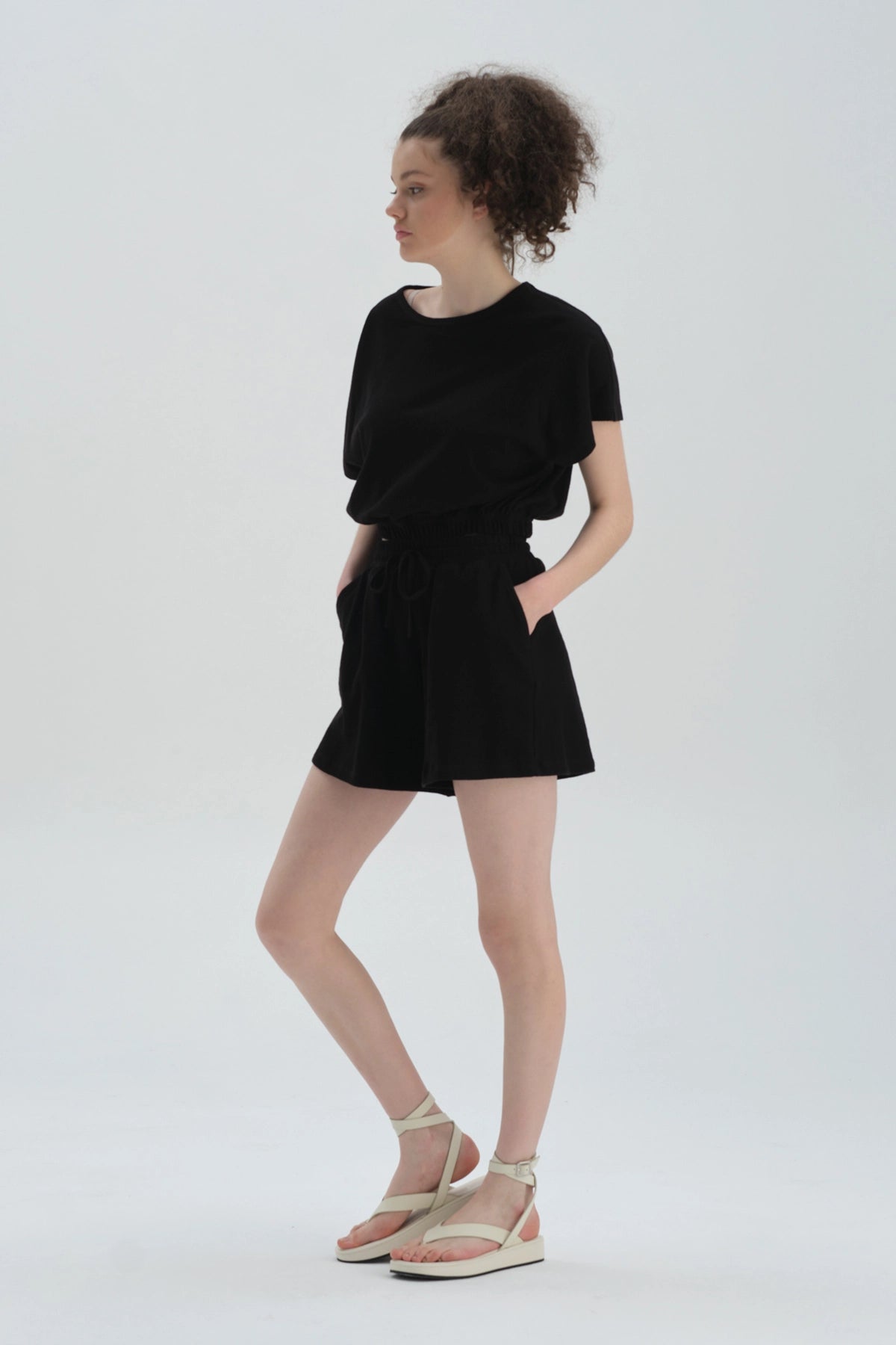 Siyah Kısa Geniş Paça Pamuklu Şort