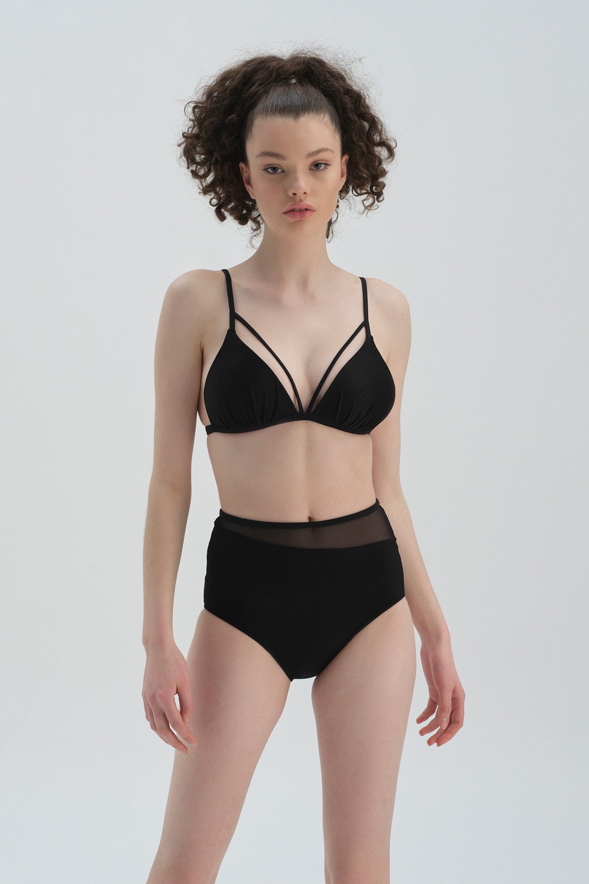 Siyah Üçgen Kaplı Bikini Üst