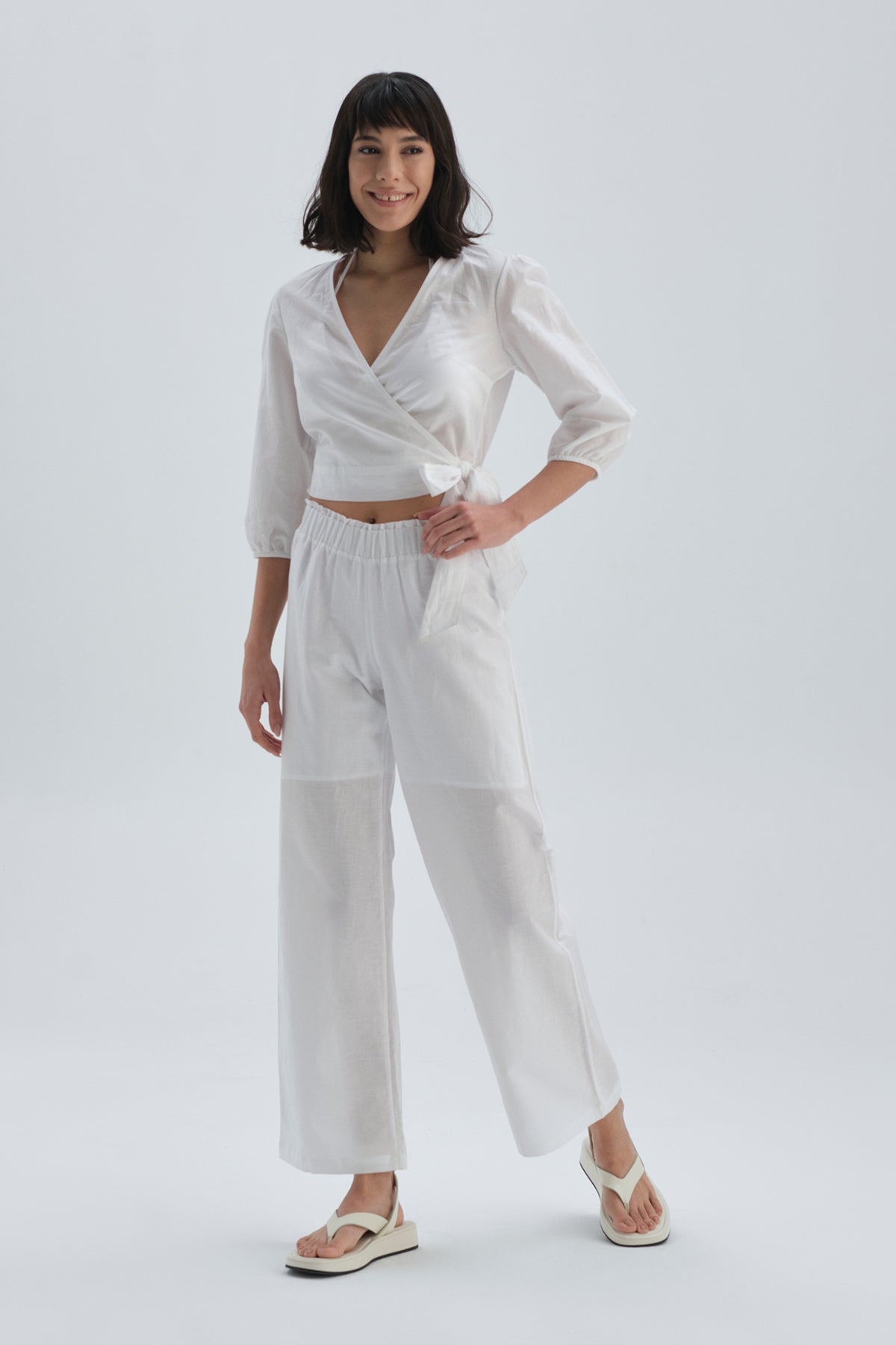 Beyaz Keten Çapraz Bağlama Detaylı Gömlek