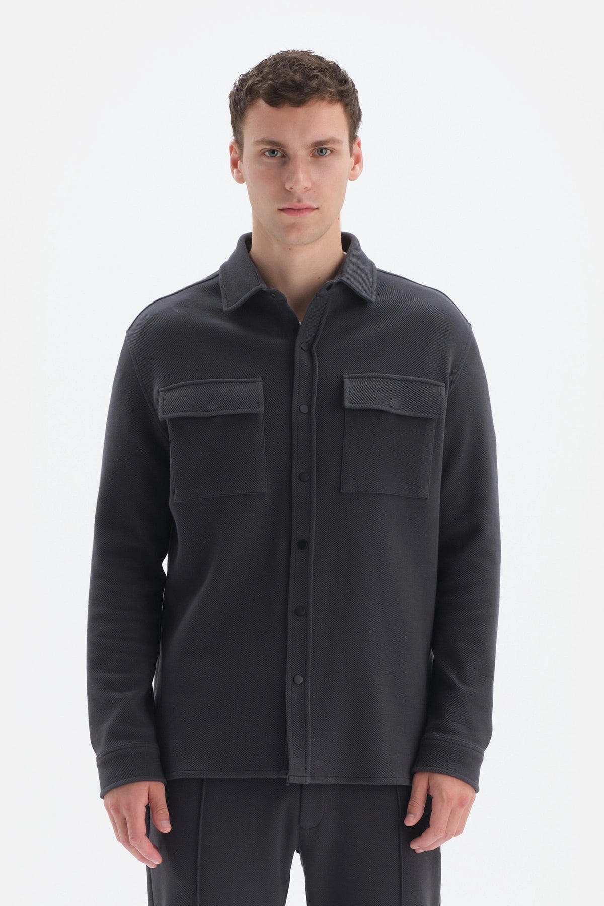 Gri Uzun Kol Kapaklı Cepli Gömlek