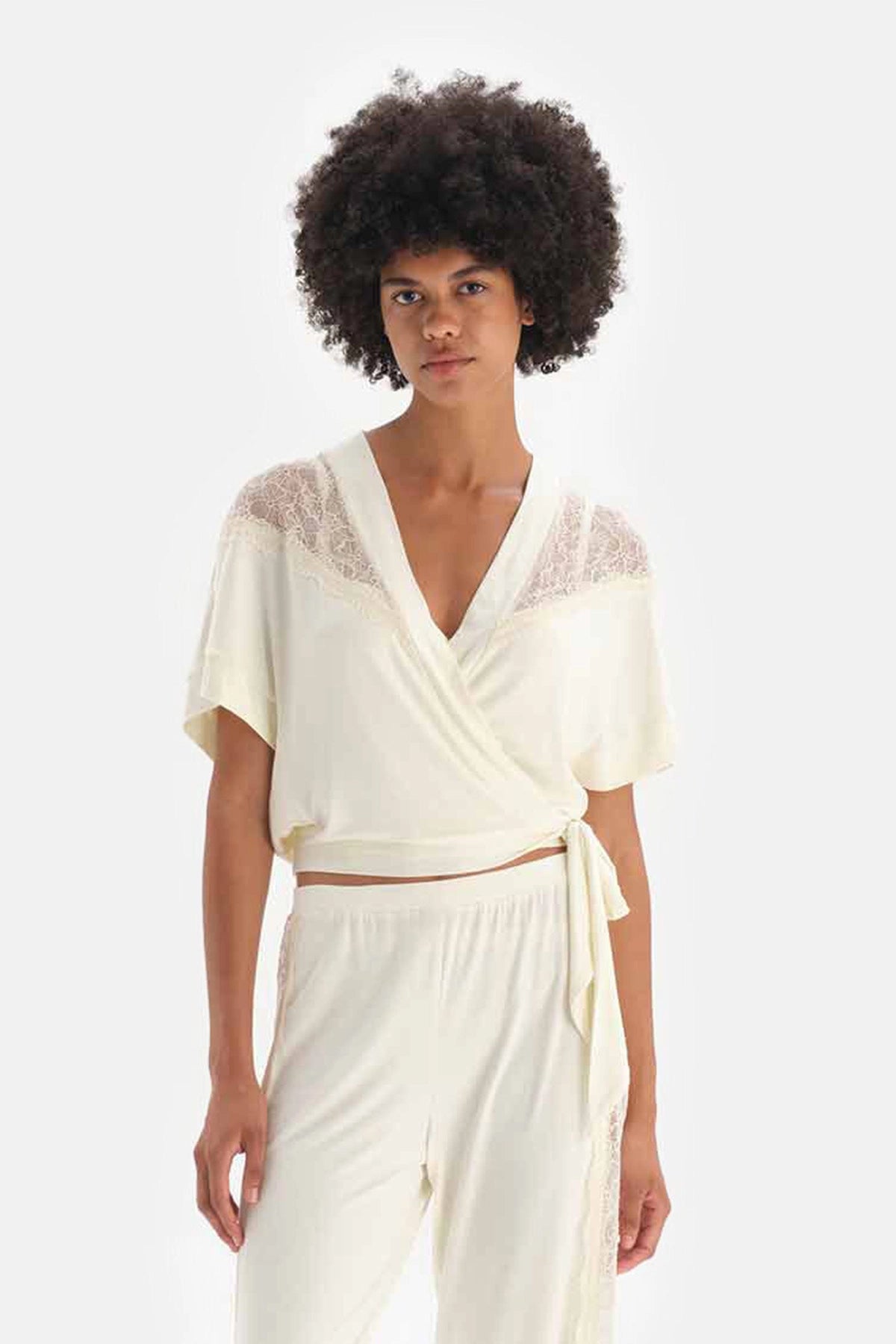 Ekru Dantel ve Bağlama Detaylı Viskon Bolero