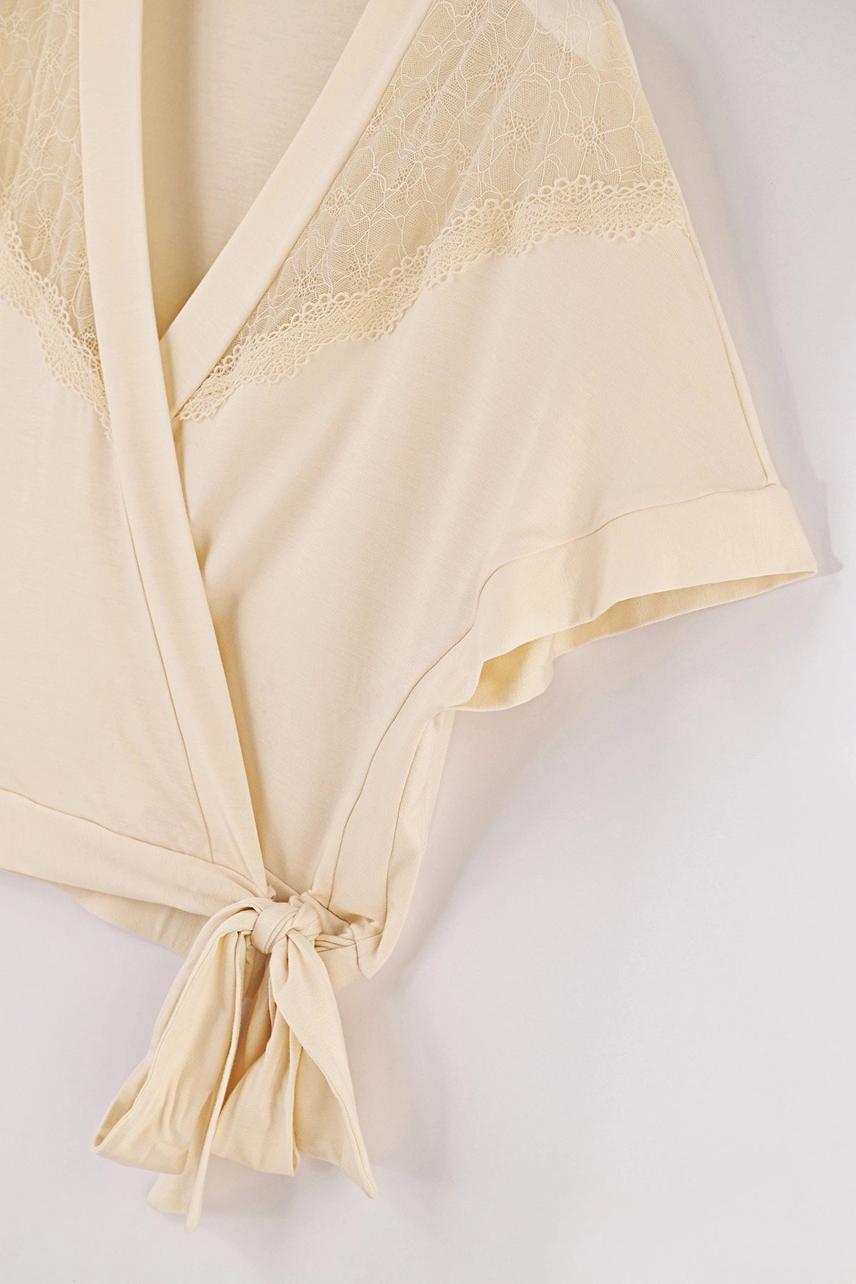 Ekru Dantel ve Bağlama Detaylı Viskon Bolero