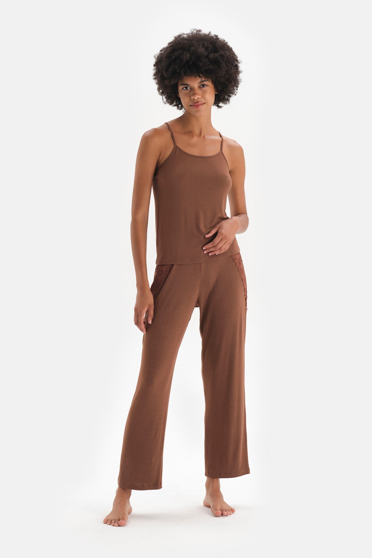 Kahverengi Askılı Dantel Detaylı Modal Pijama Takımı