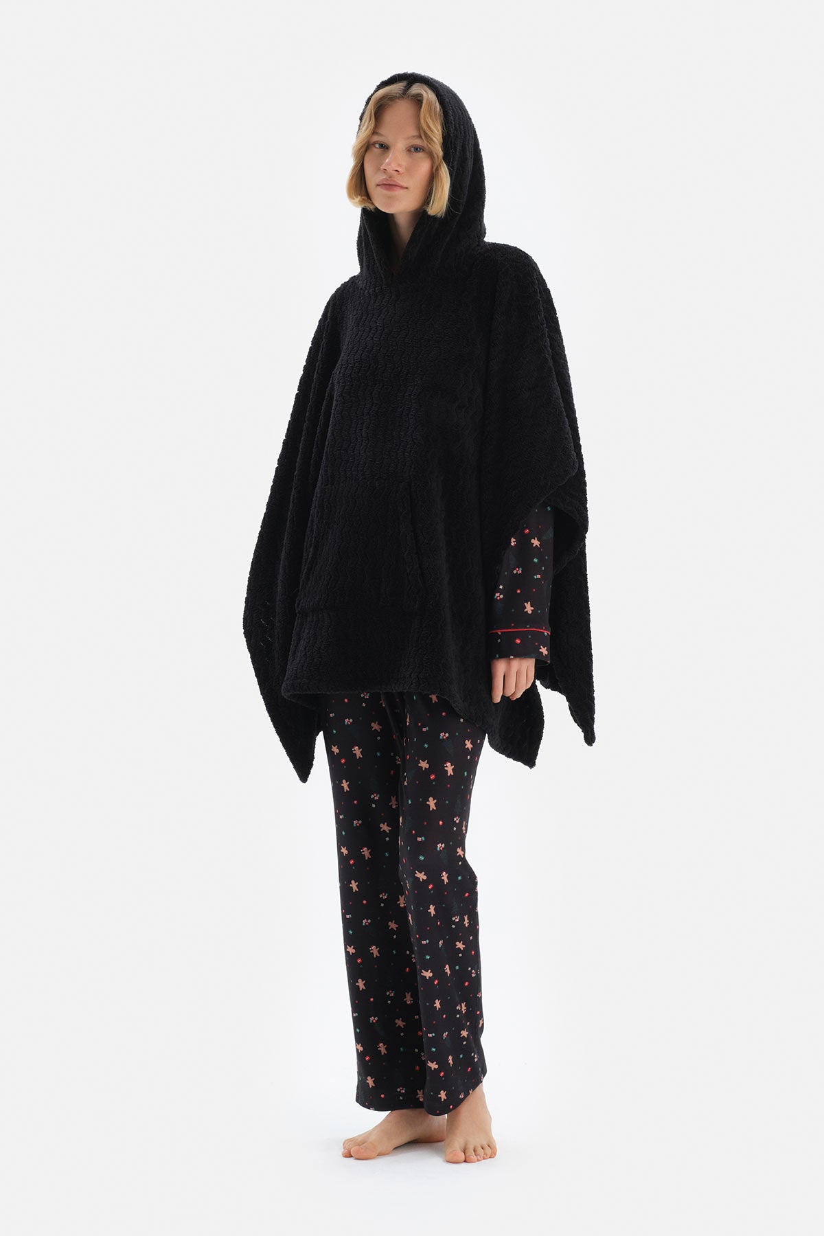 Siyah Saç Örgülü Kapüşonlu Polar Panço