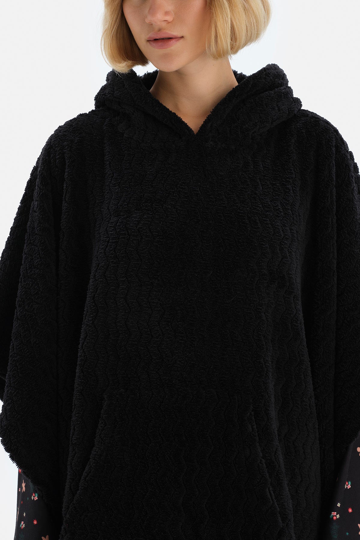 Siyah Saç Örgülü Kapüşonlu Polar Panço
