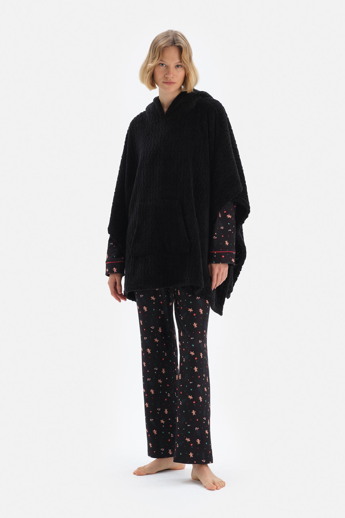 Siyah Saç Örgülü Kapüşonlu Polar Panço