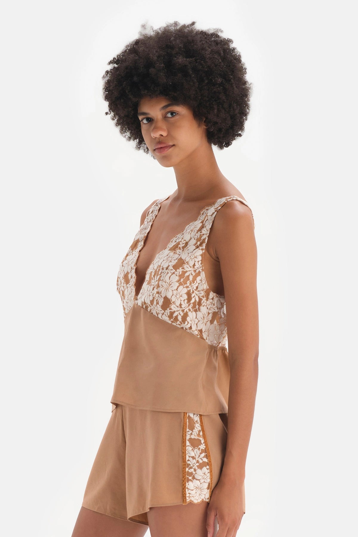 Kahverengi Kadife Şerit Detaylı Dantelli Dokuma Camisole