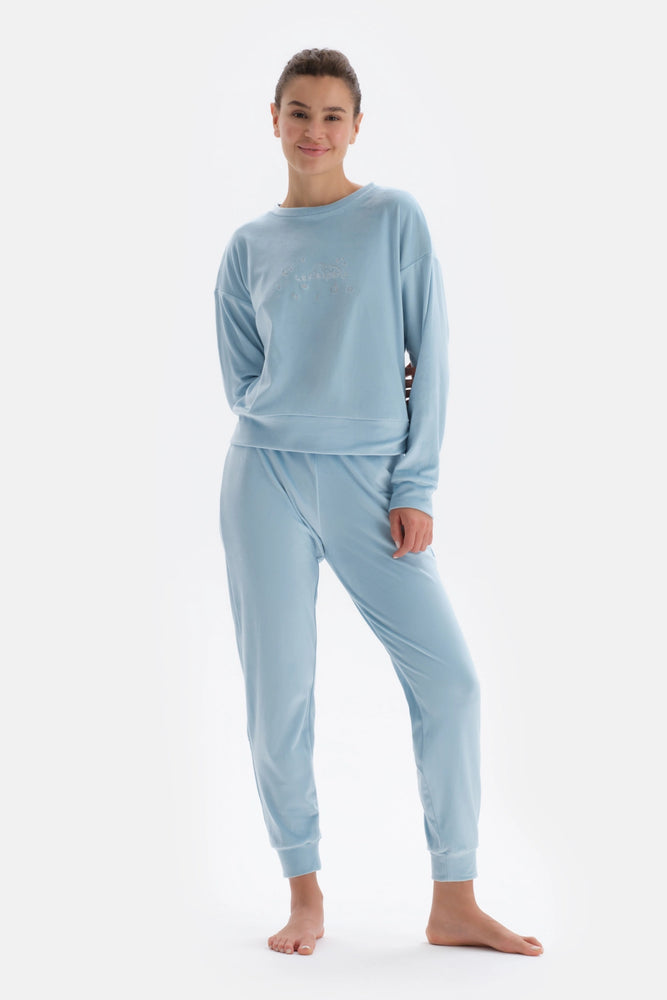 Açık Mavi Fransız Kadife Nakış Detaylı Pijama Takımı