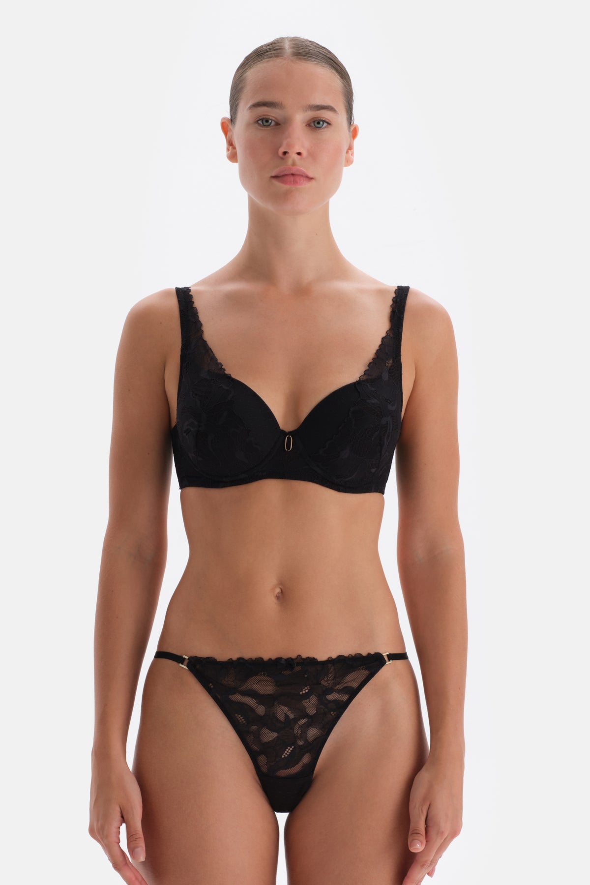 Siyah Dantel Ve Aksesuar Detaylı Tanga
