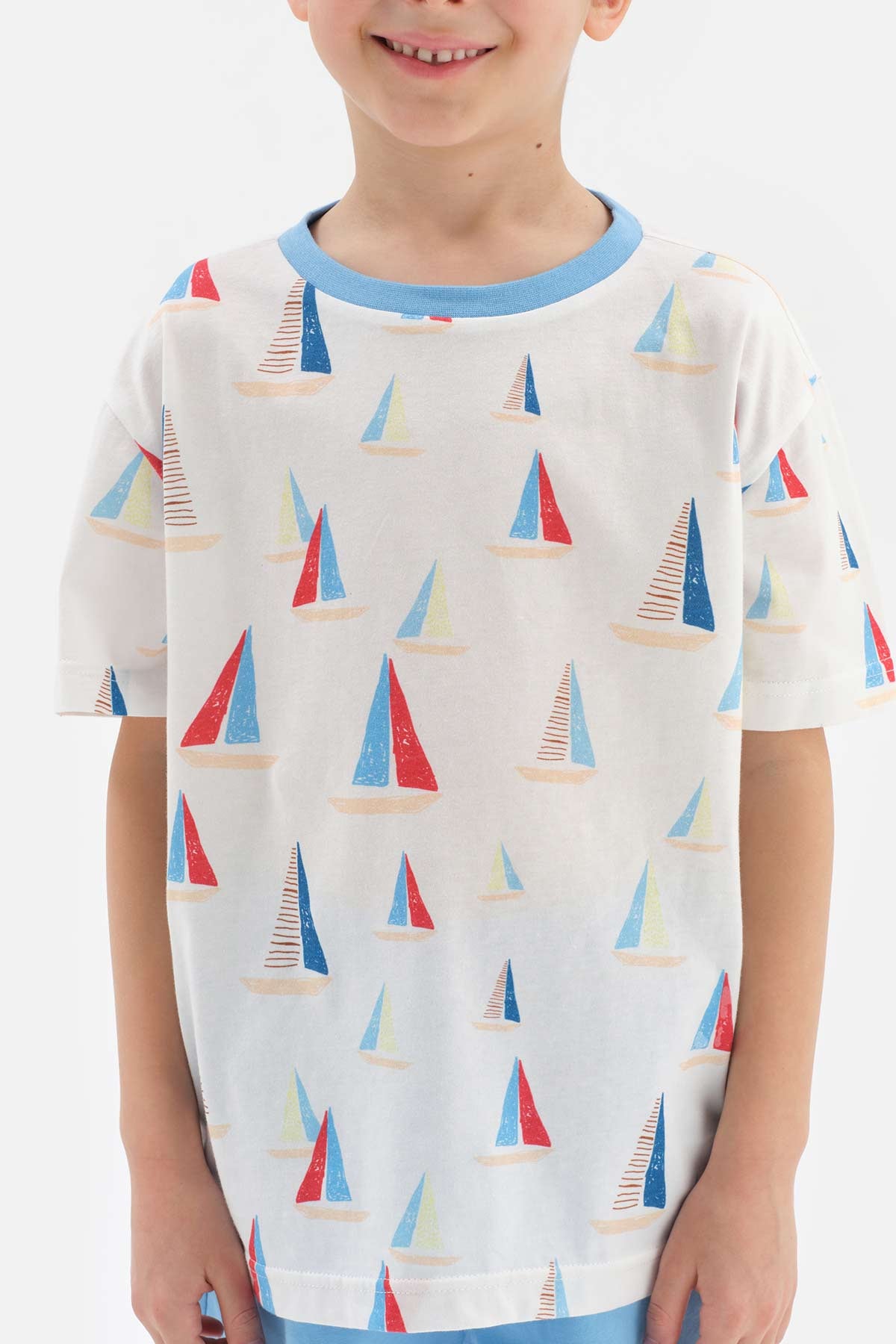 Beyaz Yelkenli Baskılı Bisiklet Yaka Tişört Şort Pijama Takımı