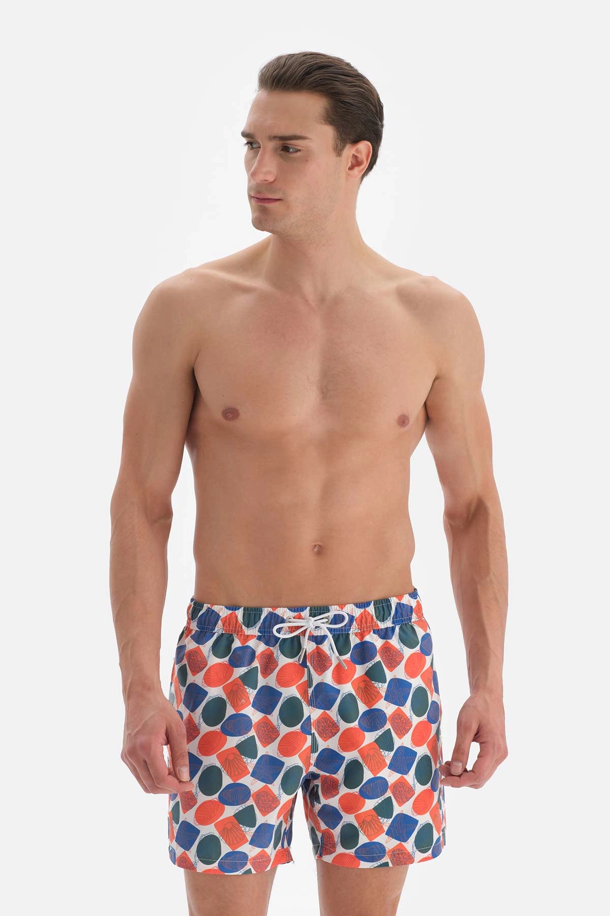 Beyaz - Turuncu Deniz Yıldızı Desenli Kısa Deniz Şortu