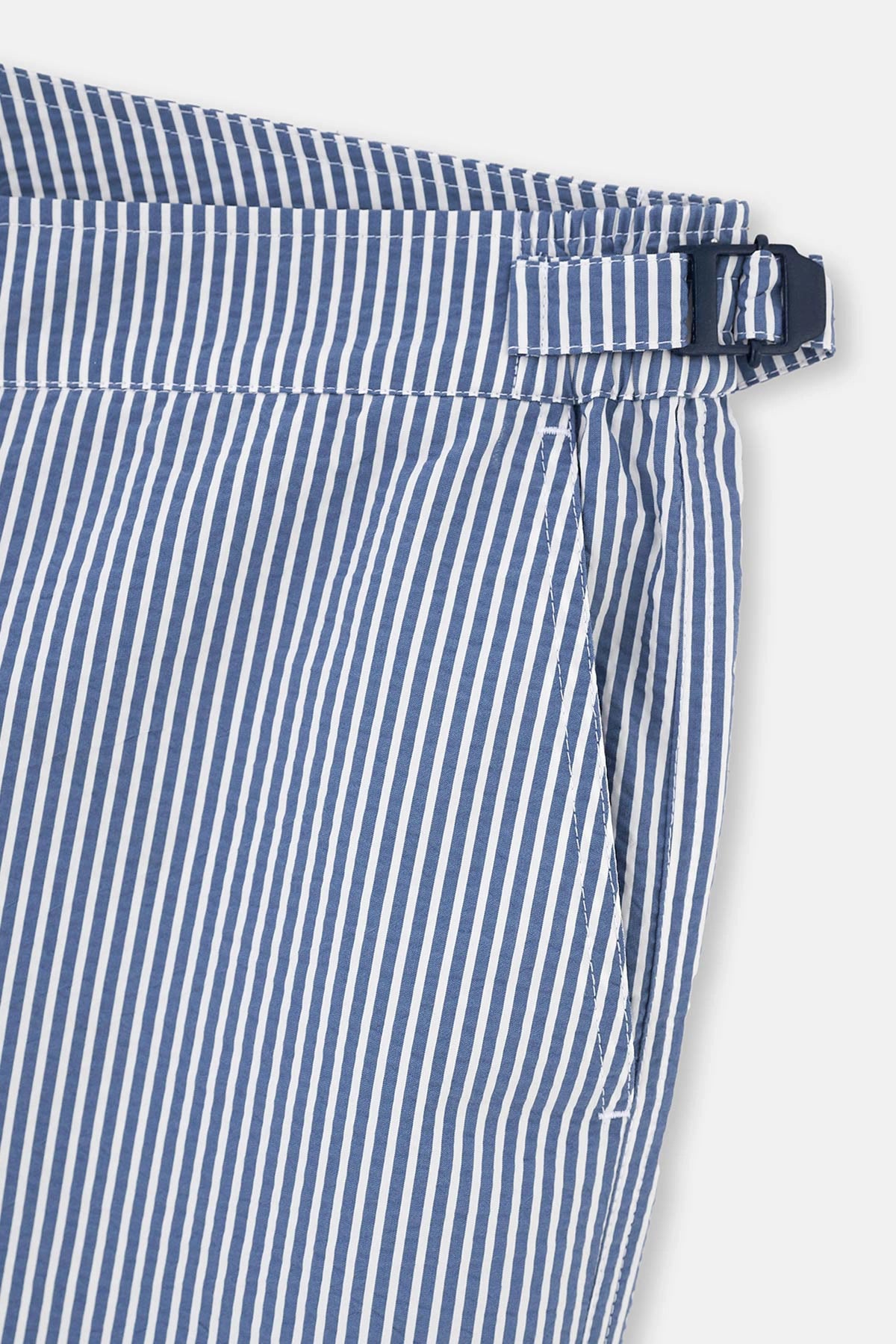 Yeşil - Mavi Çizgili Kemerli Deniz Şortu