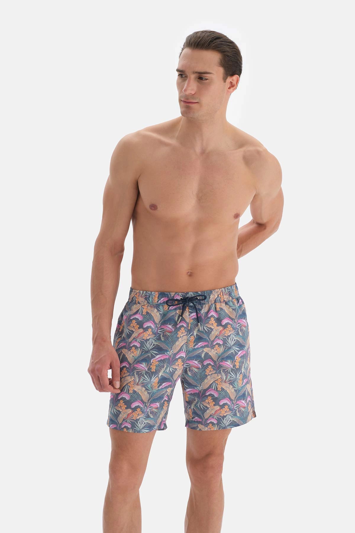 Füme - Fuşya Yaprak Desenli Orta Deniz Şortu