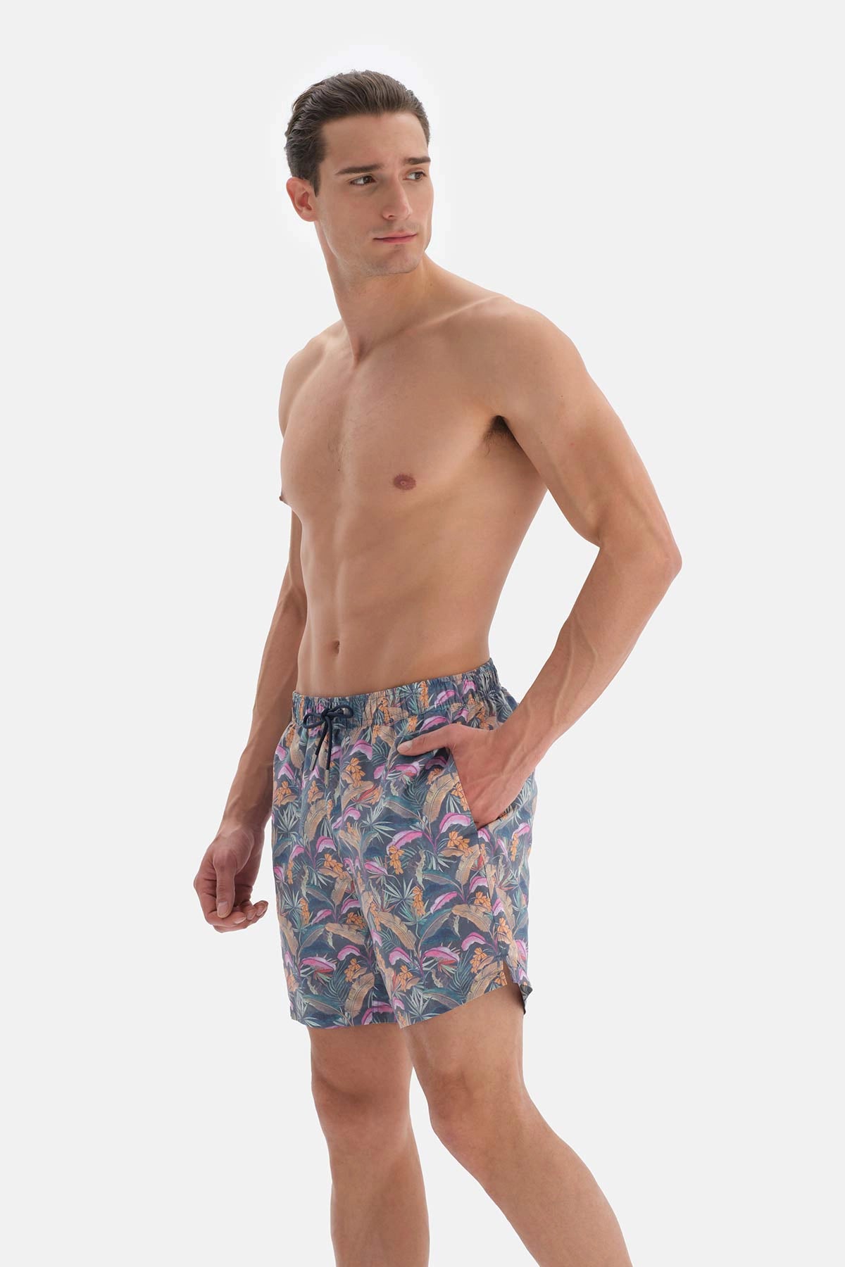 Füme - Fuşya Yaprak Desenli Orta Deniz Şortu