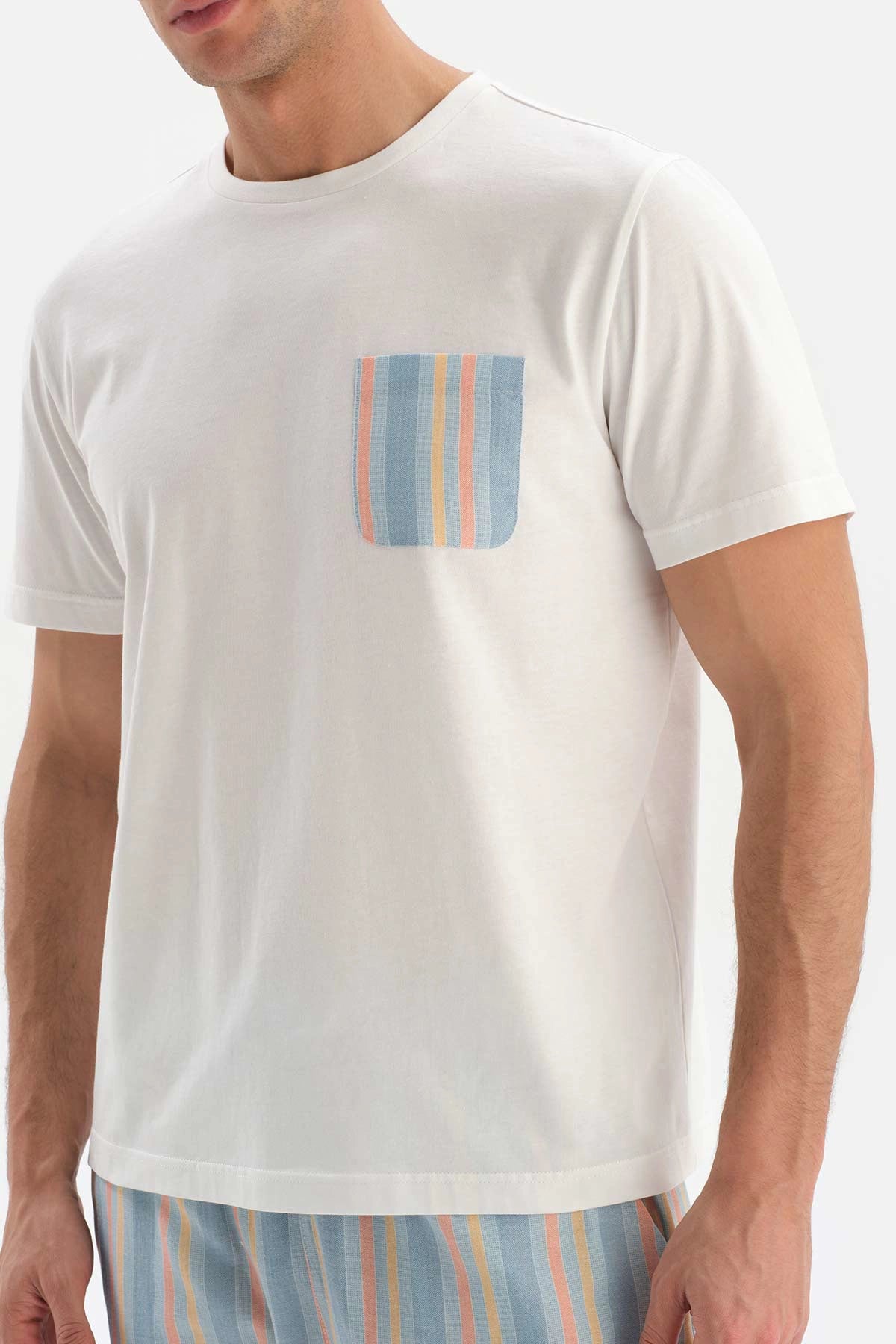 Beyaz Gömlek Yaka Çizgili Dokuma Pijama Takımı