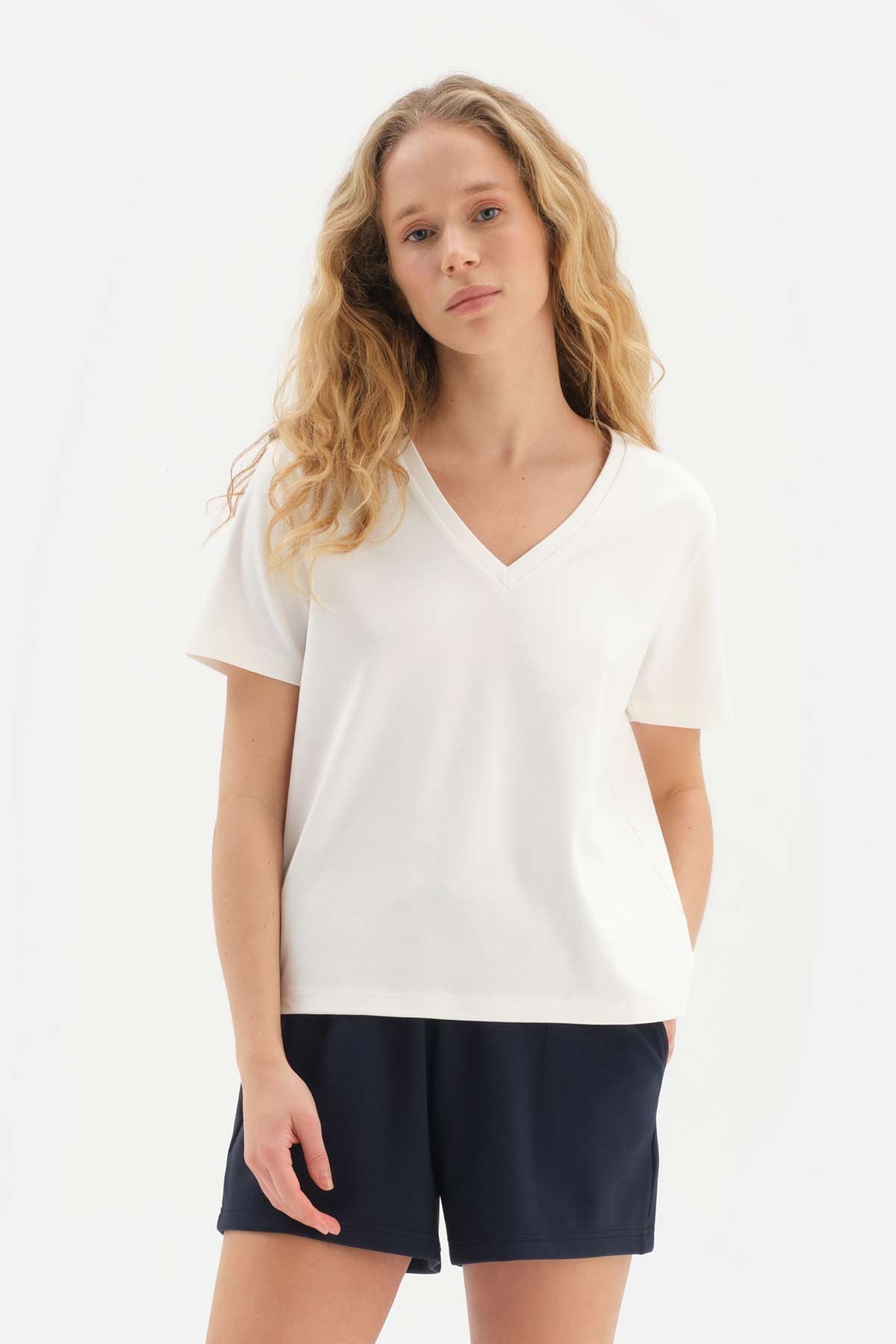 Beyaz V Yaka Viskon T-Shirt