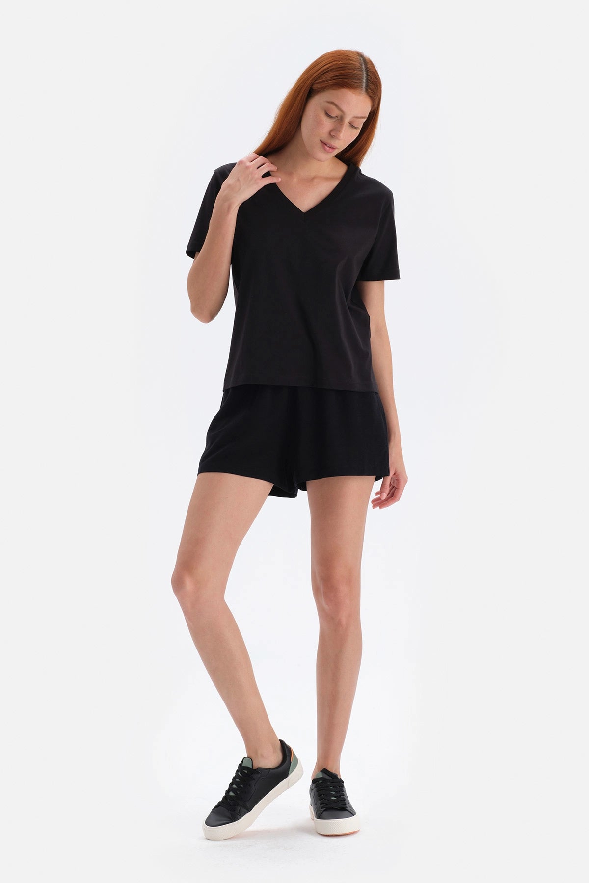 Siyah V Yaka Interlok Pamuklu Kısa Kollu Tişört