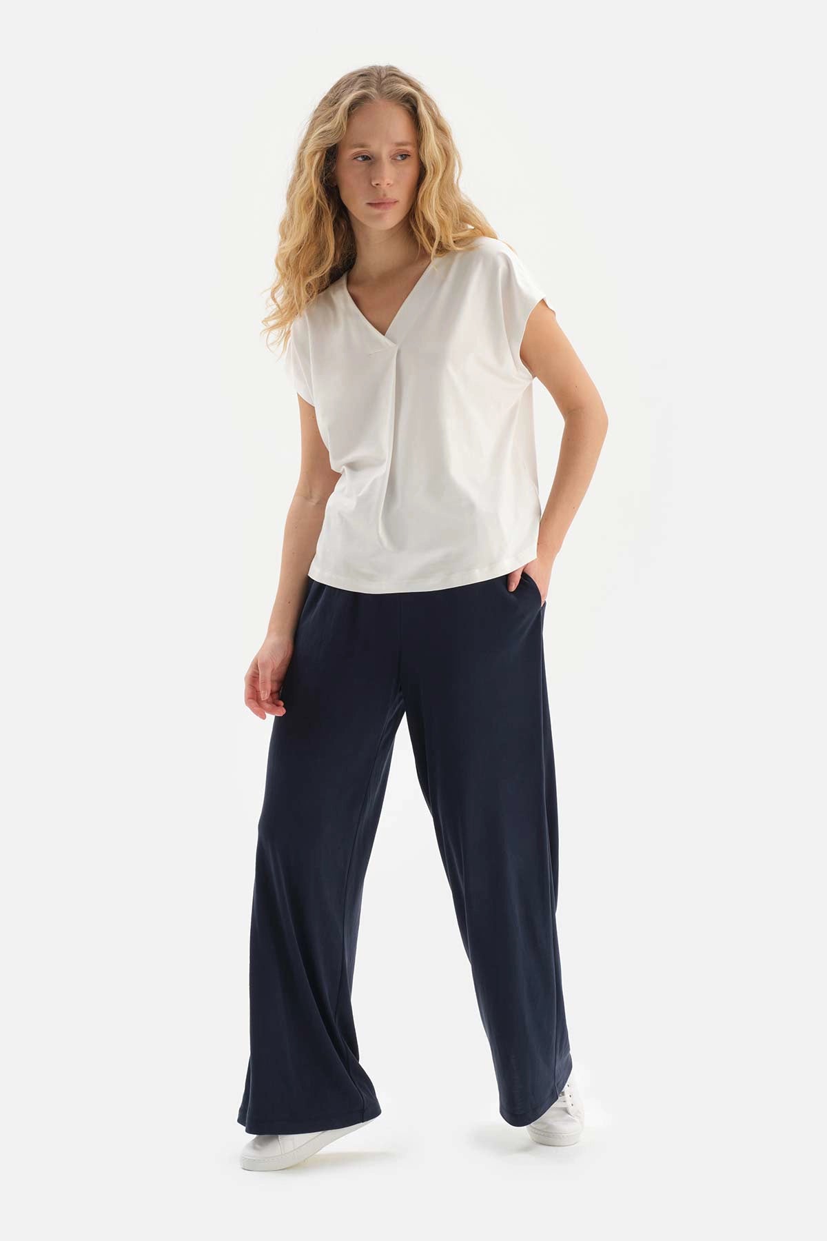 Beyaz V Yaka Önü Pili Detaylı Viskon T-Shirt