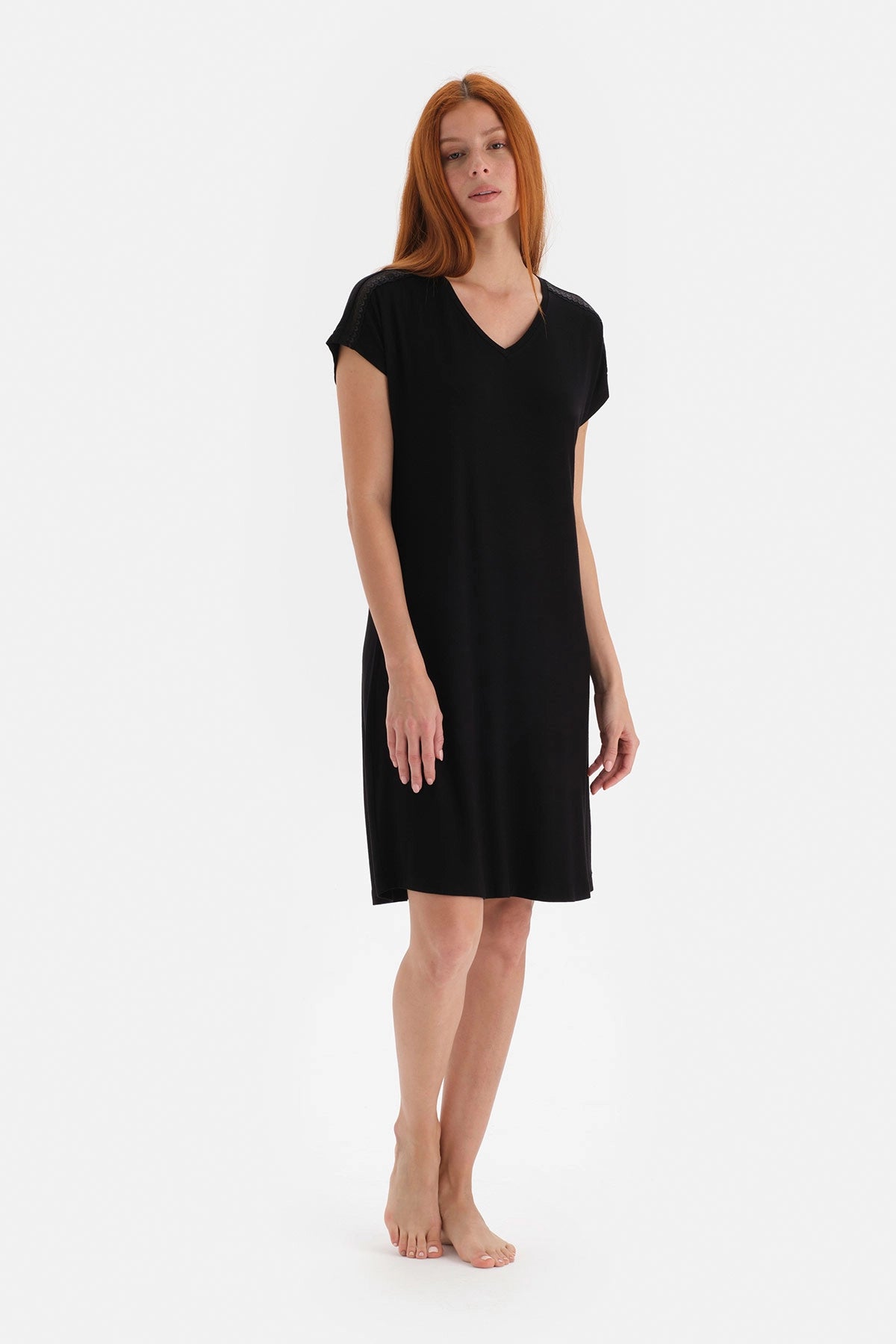 Siyah Kısa Kollu Dantel Detaylı Viskon Gecelik