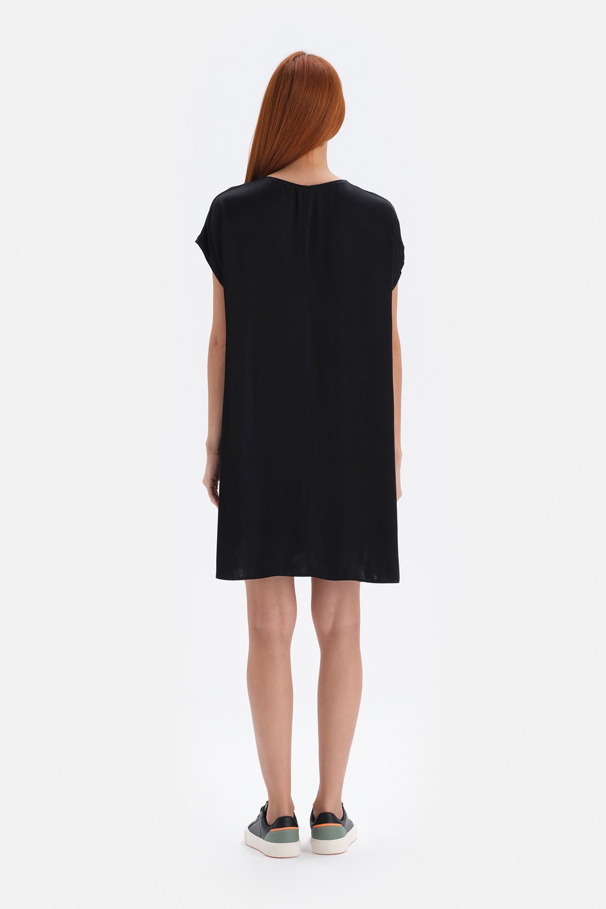 Siyah Saten Yüzeyli Viskon Elbise