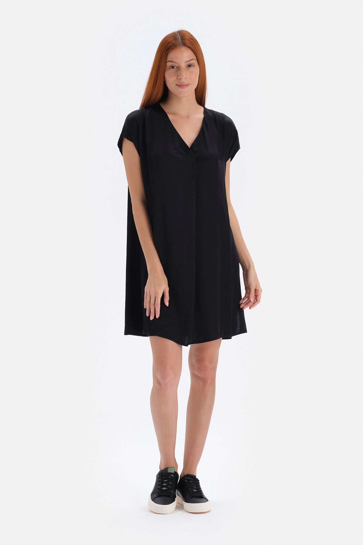 Siyah Saten Yüzeyli Viskon Elbise