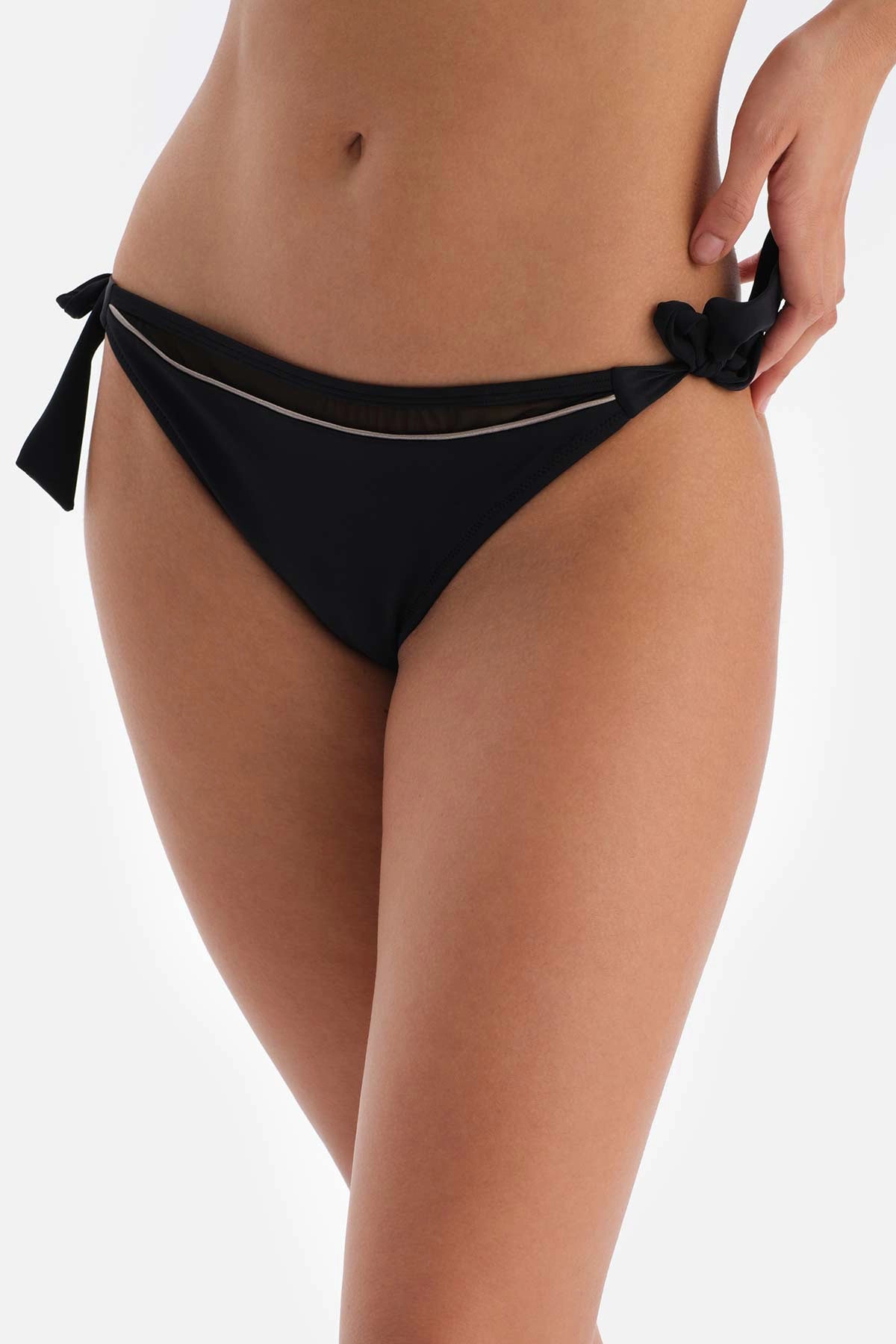 Siyah Düşük Bel Kalın Bağcıklı Bikini Altı