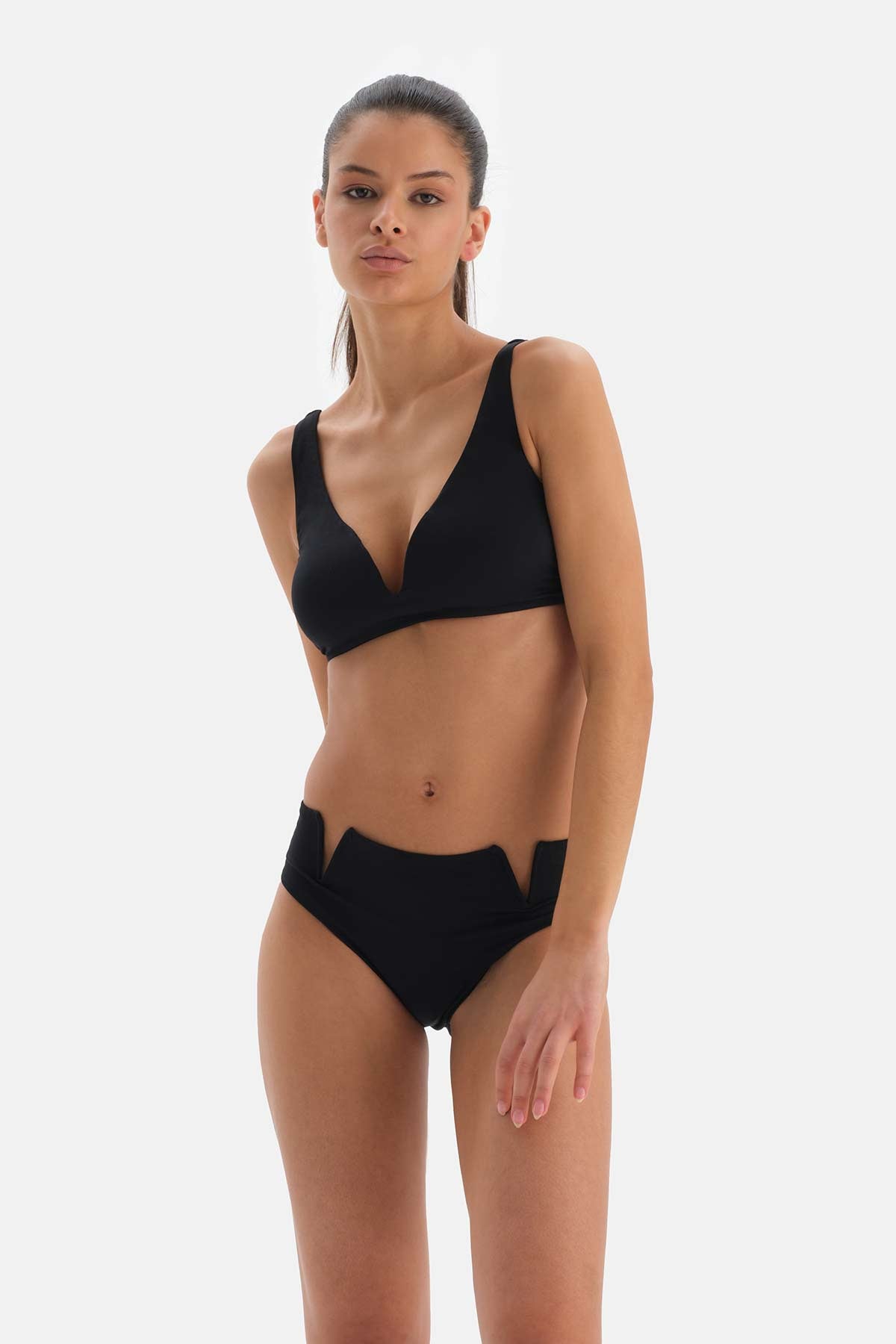 Siyah Üçgen Geniş V Tel Bikini Üstü