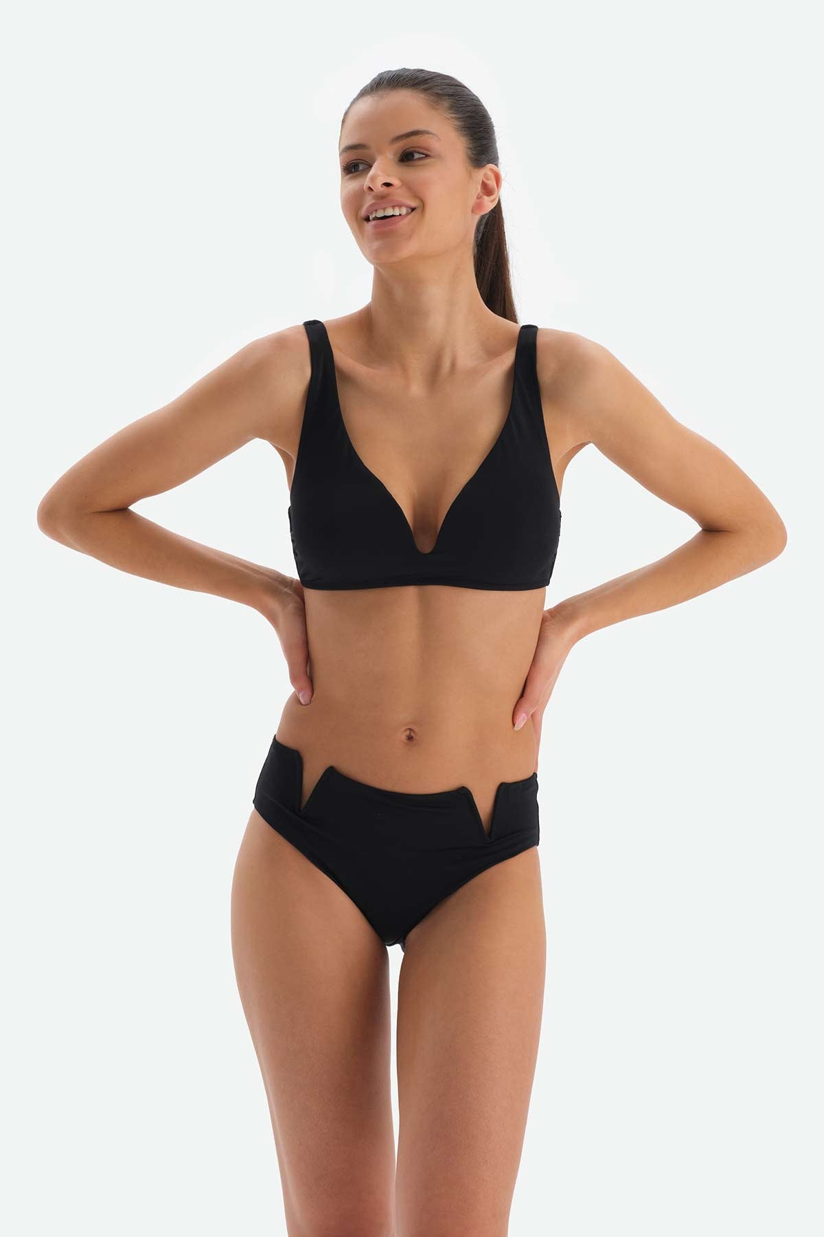 Siyah Üçgen Geniş V Tel Bikini Üstü