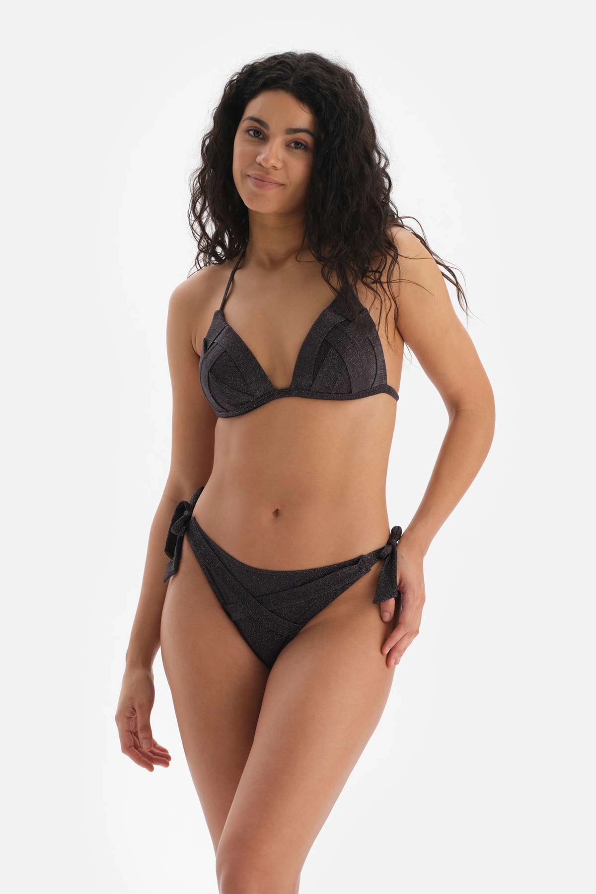 Siyah Üçgen Kaplı Bikini Üstü