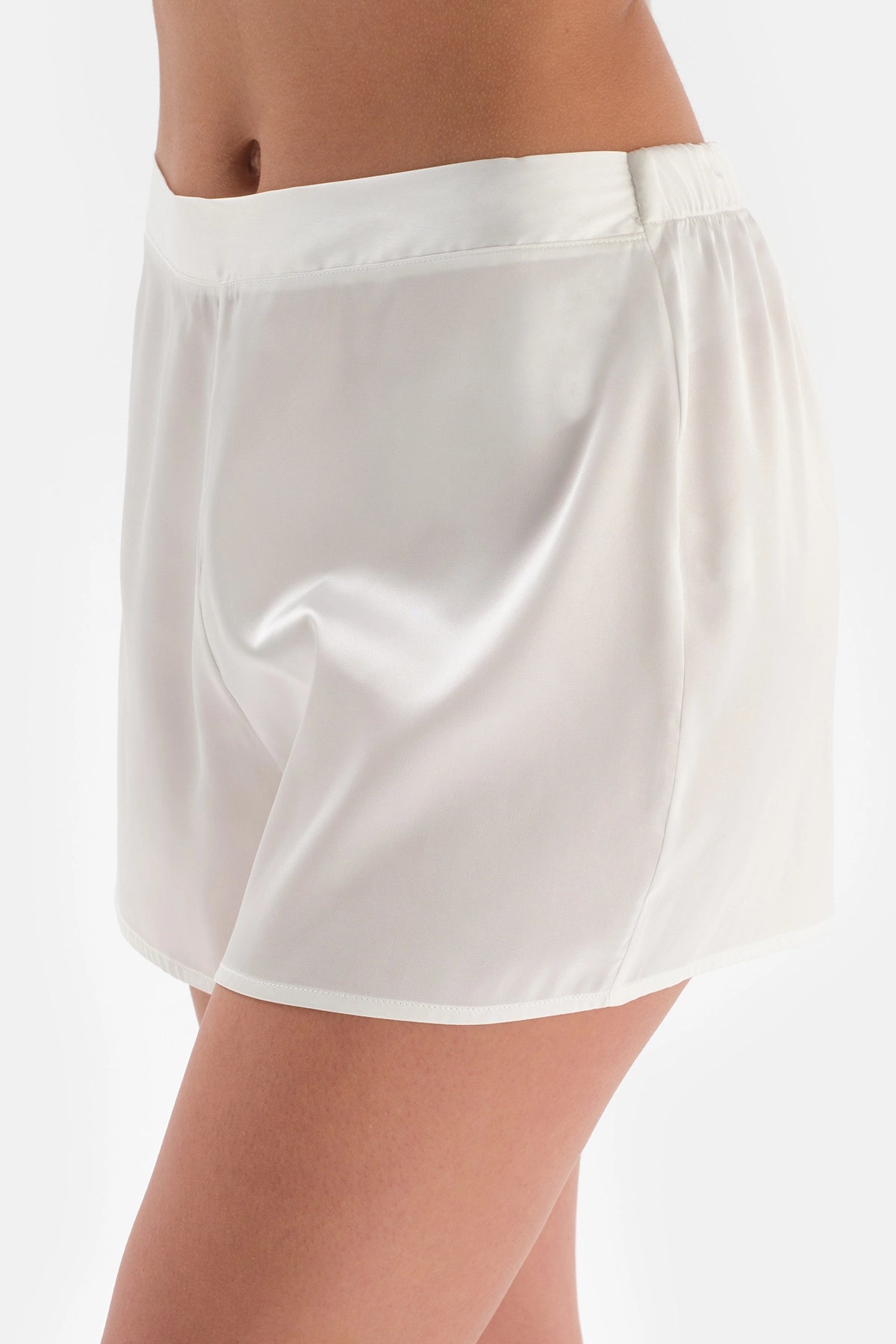 Beyaz Bride Dantel Detaylı Şortlu Pijama Takımı