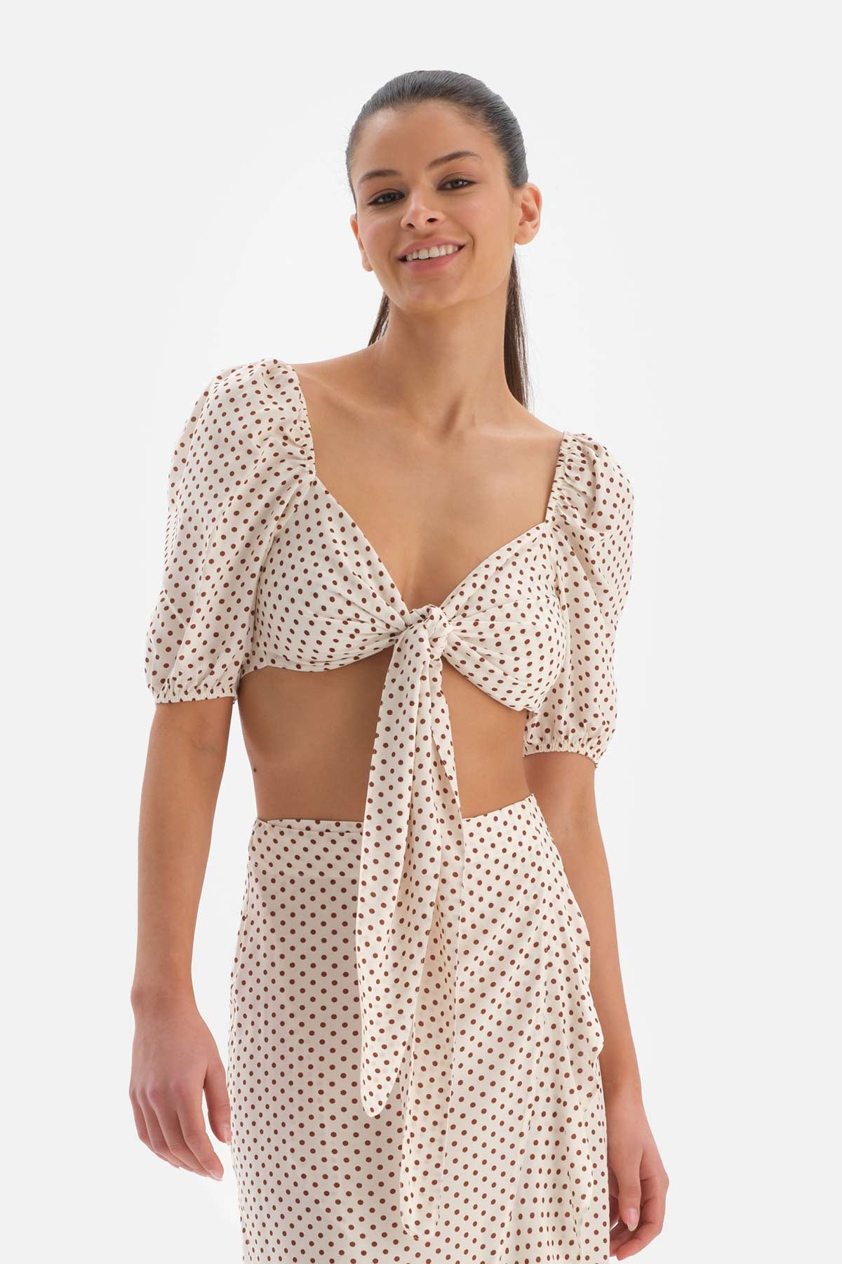 Ekru-Kahve Bağlamalı Üst