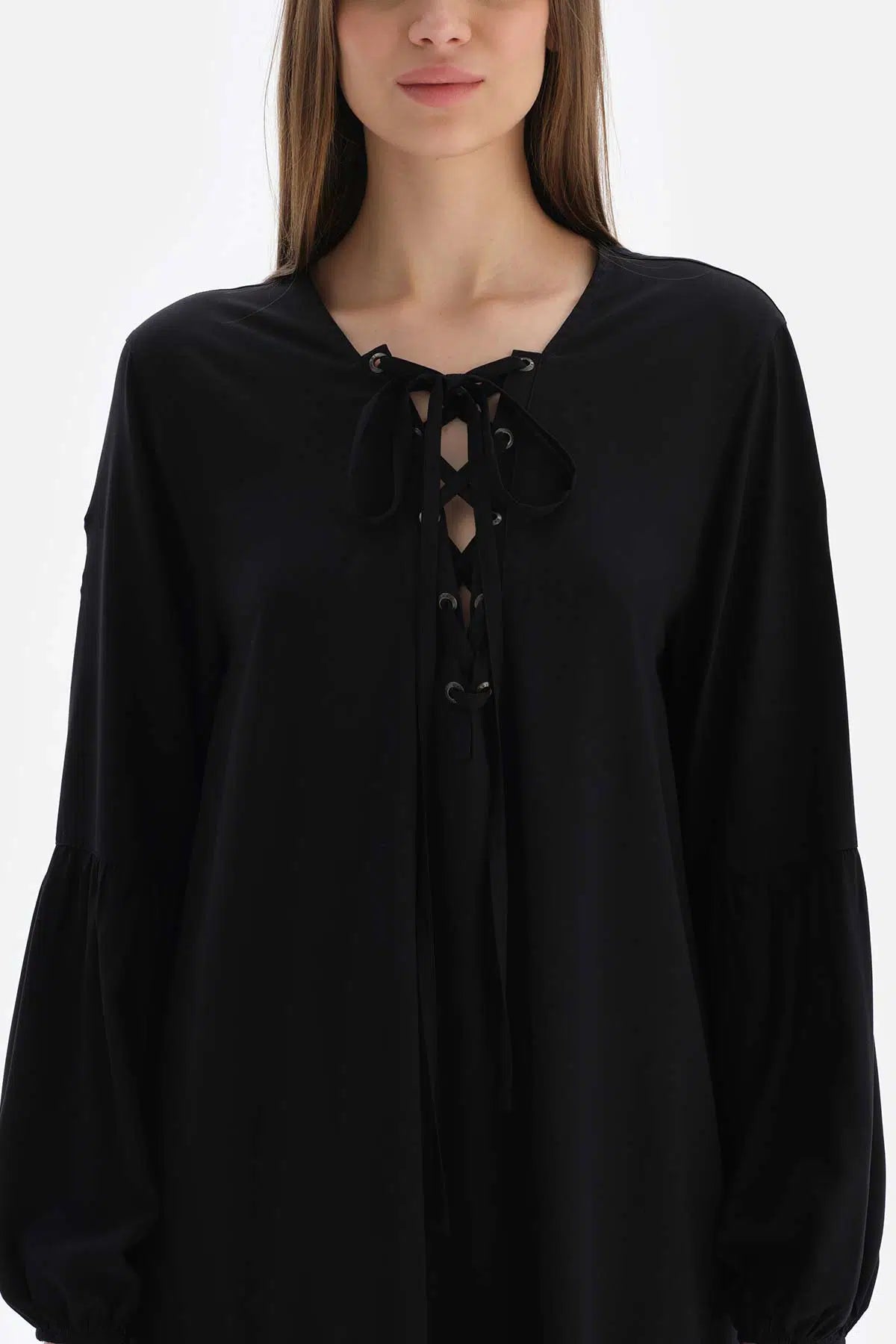 Siyah Önden Bağcıklı Viskon Elbise