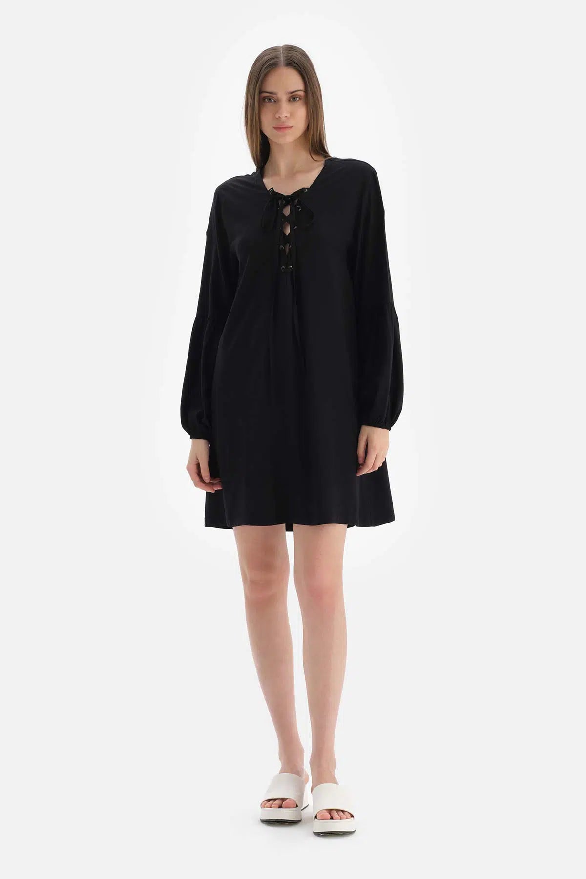 Siyah Önden Bağcıklı Viskon Elbise