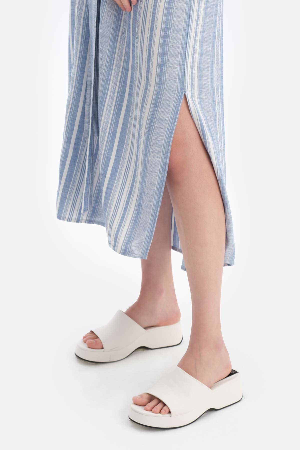 Mavi - Beyaz Önden Düğmeli Viskon Elbise