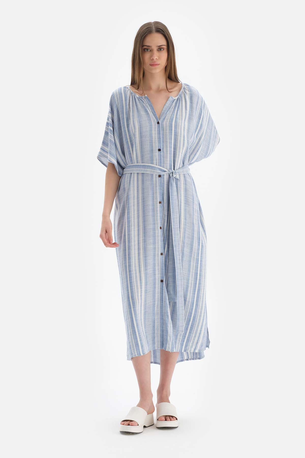 Mavi - Beyaz Önden Düğmeli Viskon Elbise