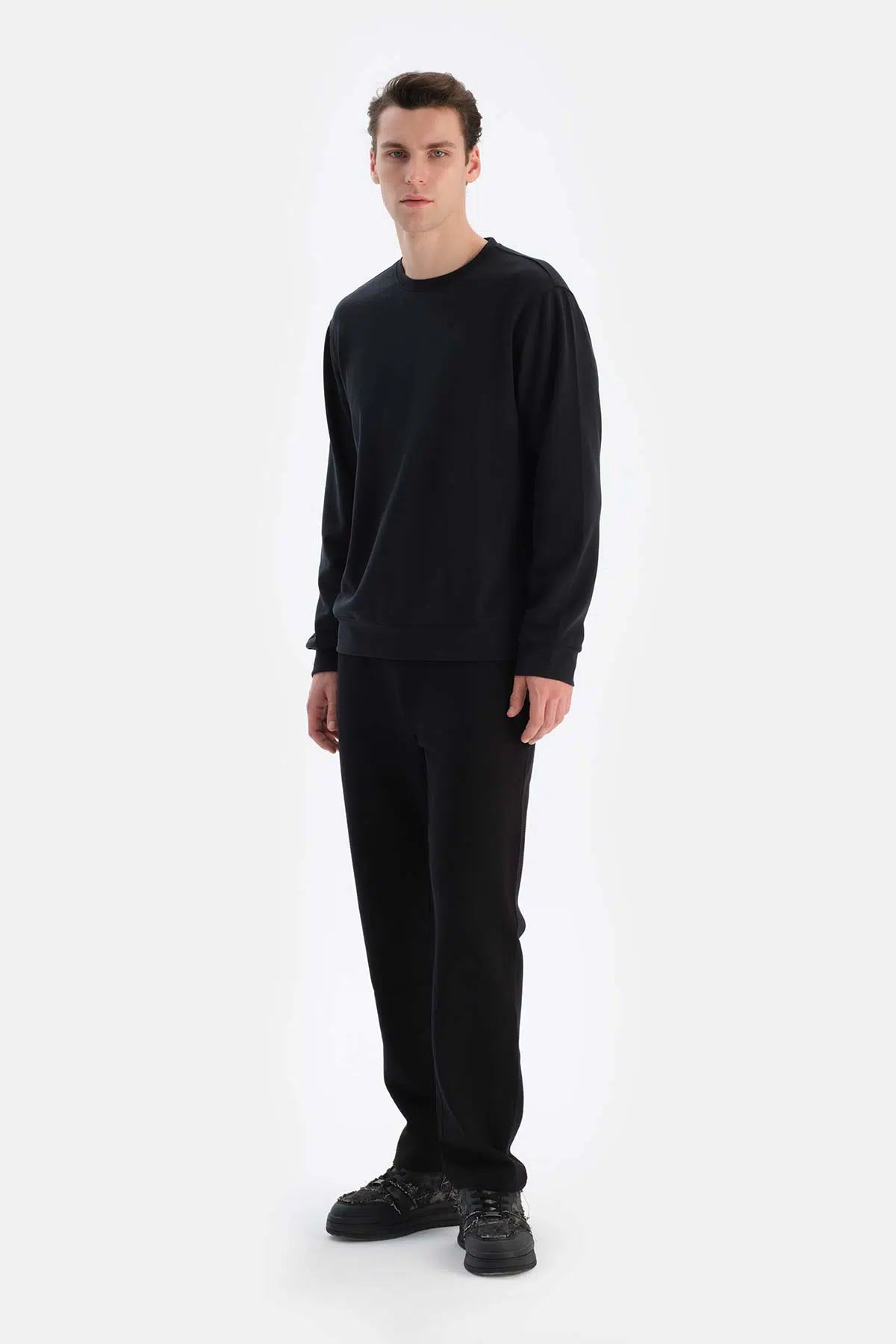 Siyah Bisiklet Yaka Uzun Kollu Sweatshırt