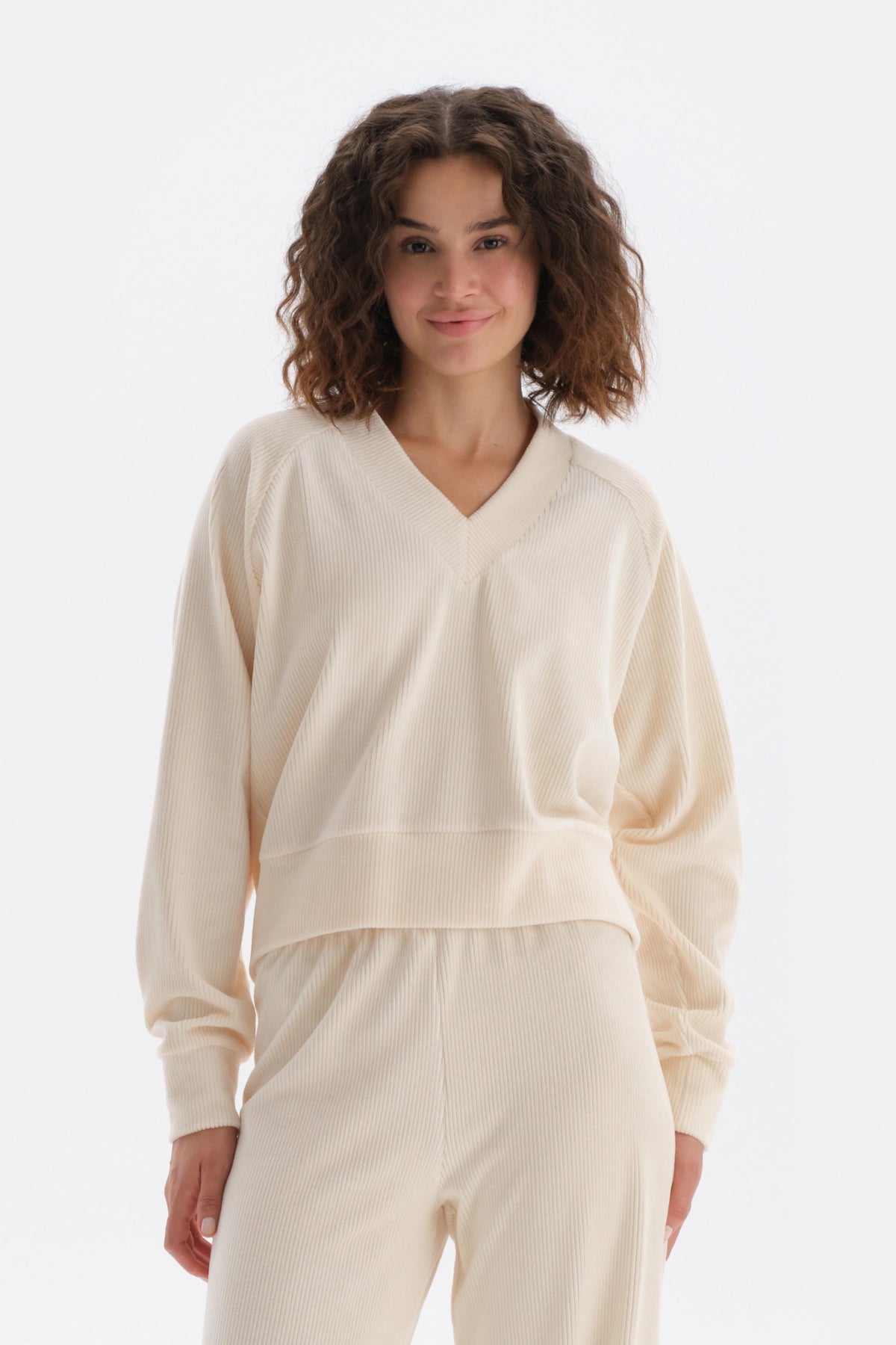 Ekru V Yaka Reglan Kol Kadife Sweatshirt