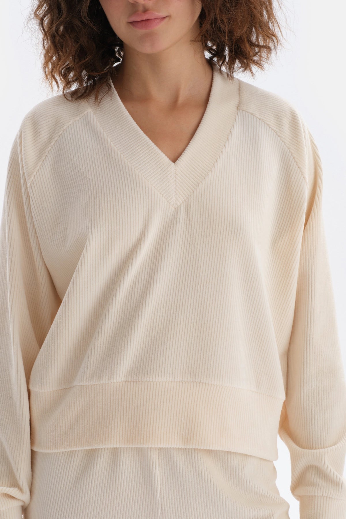 Ekru V Yaka Reglan Kol Kadife Sweatshirt