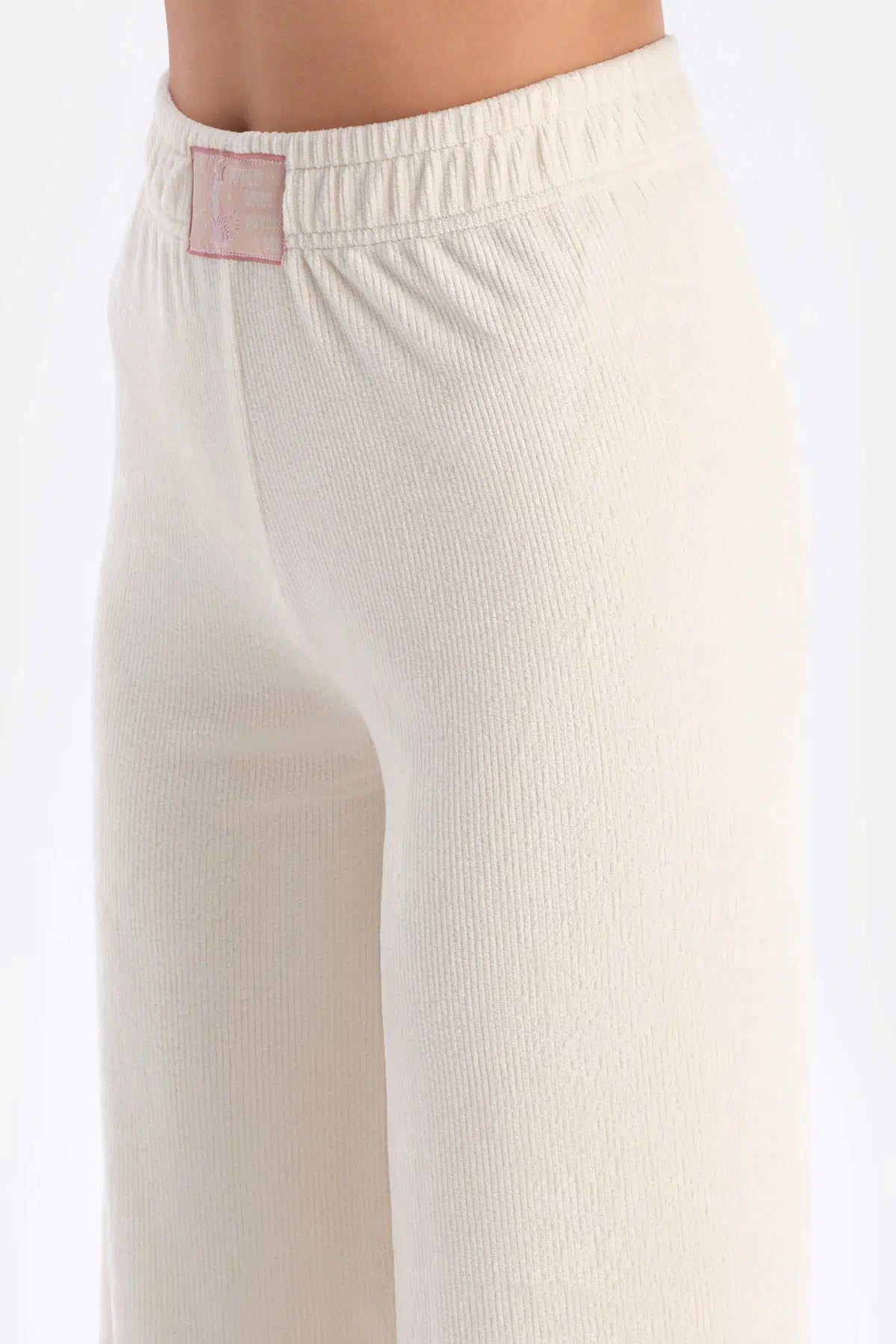 Ekru Etiket Detaylı Bol Paça Kadife Pantolon