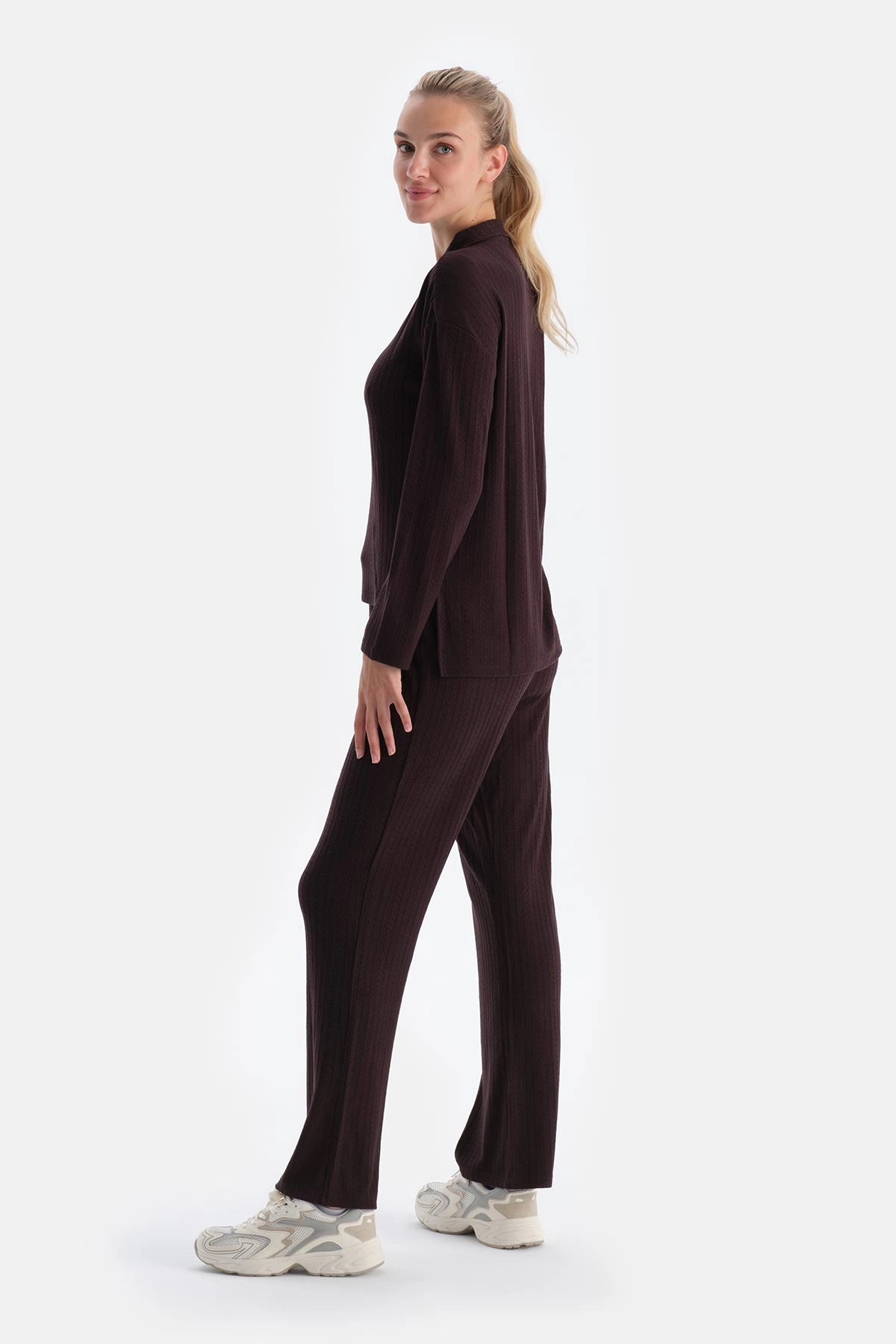 Koyu Kahve Örgü Detaylı Polo Yaka Tişört