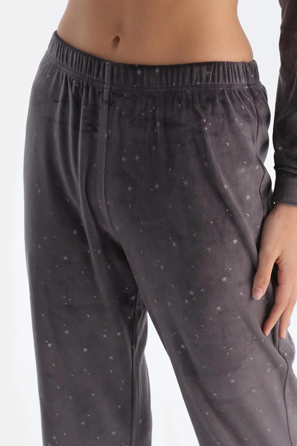 Siyah Parlak Yıldız Baskılı Uzun Kollu Kadife Pijama Takımı