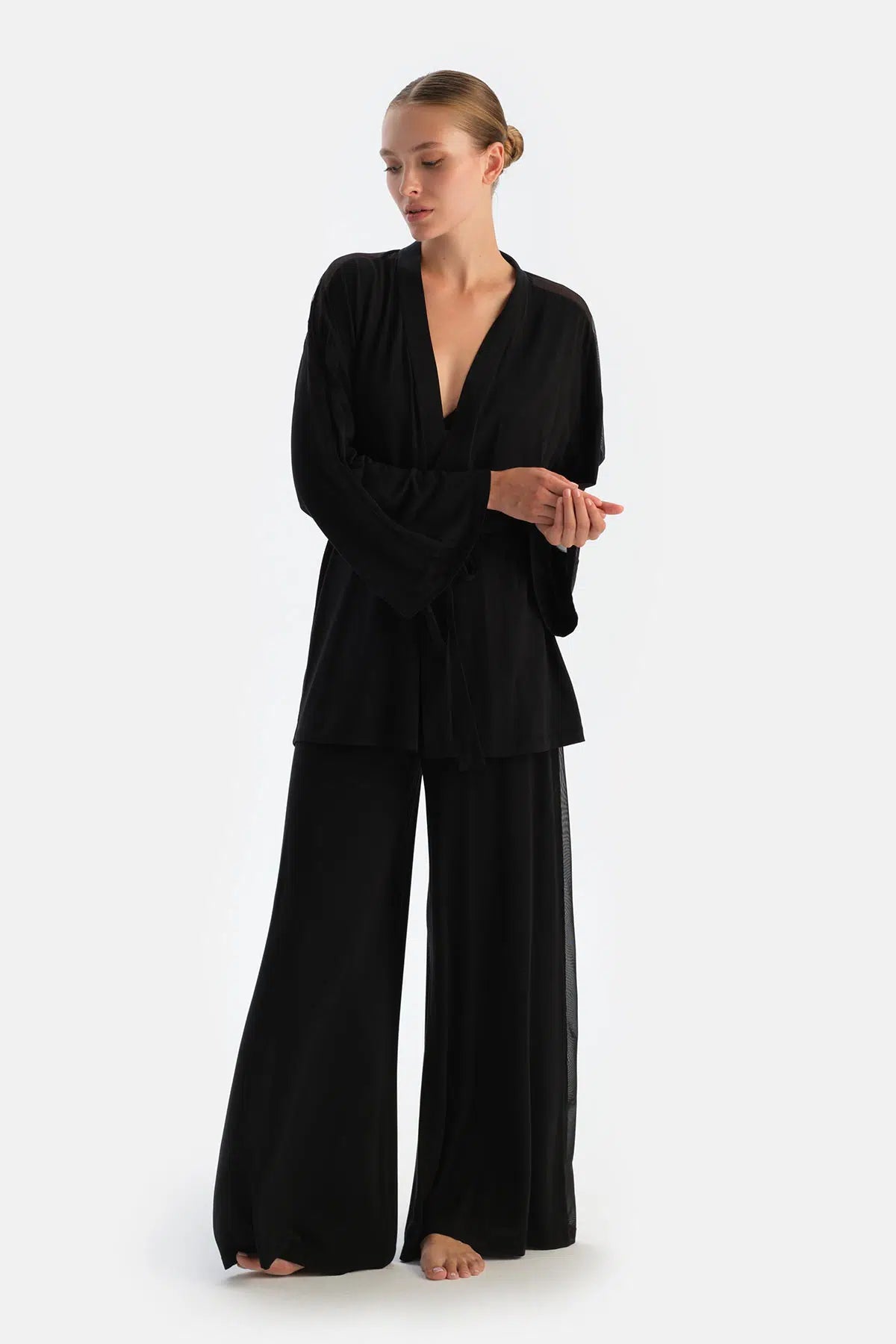 Siyah Yanı Tül Detaylı Sabahlık