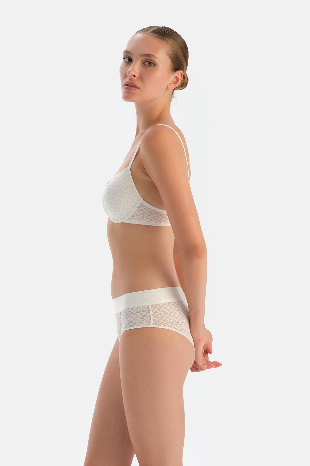 Kırık Beyaz Dantelli Hipster Külot