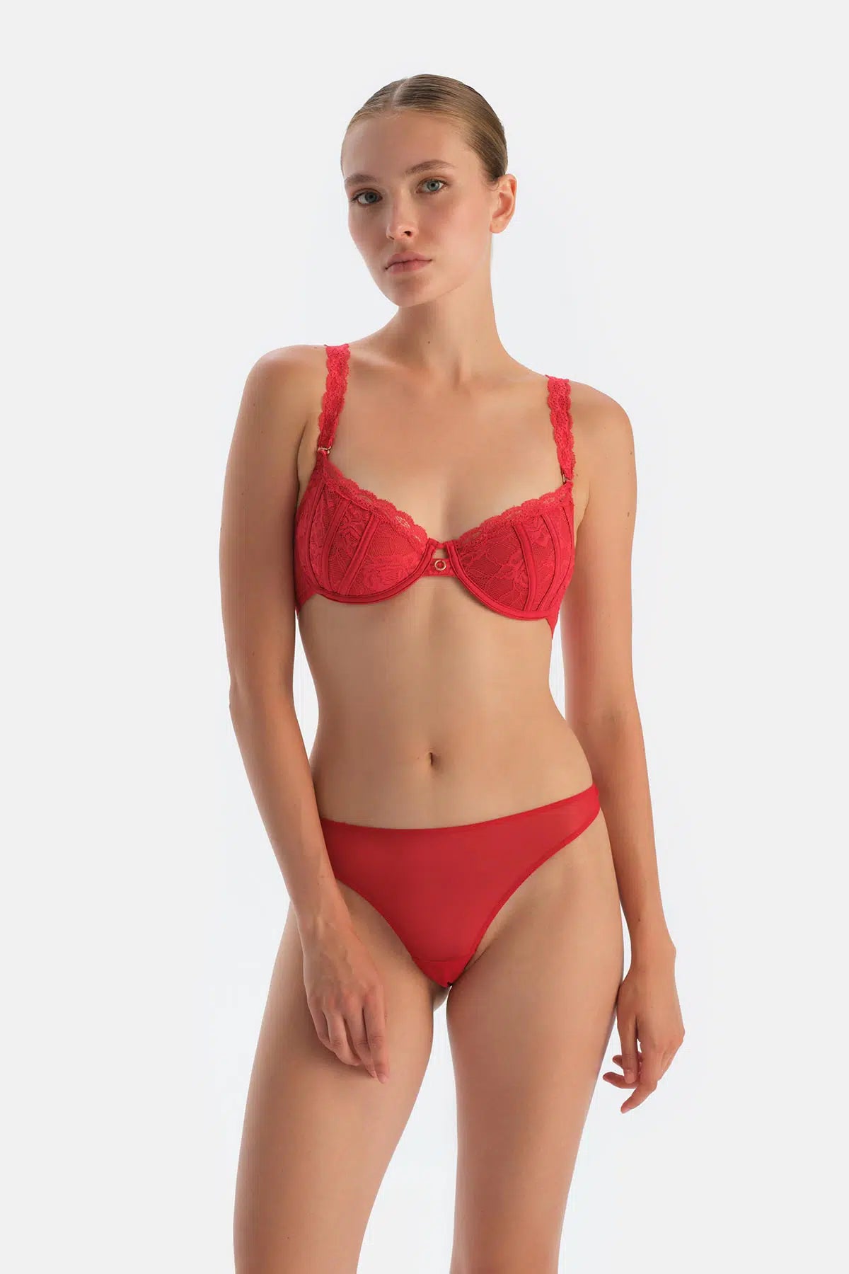 Kırmızı Arka Aksesuar Detaylı Tüllü Thong Külot