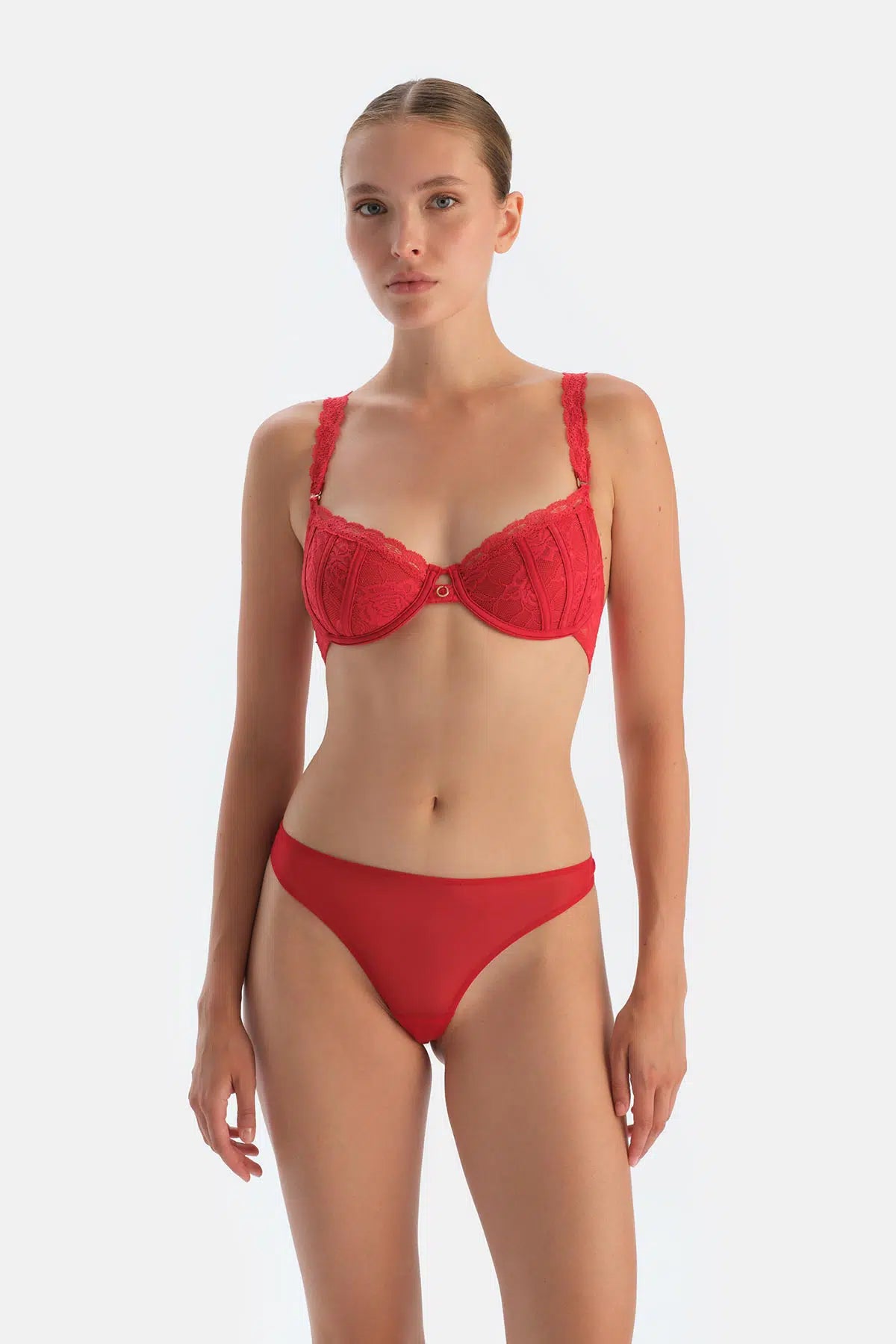 Kırmızı Arka Aksesuar Detaylı Tüllü Thong Külot