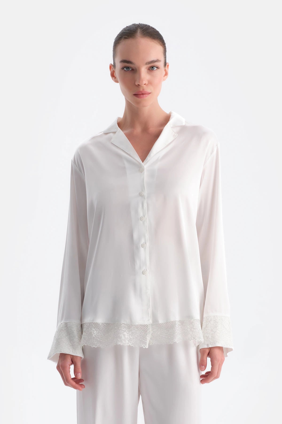 Beyaz Dantel Detaylı Saten Brıde Gömlek