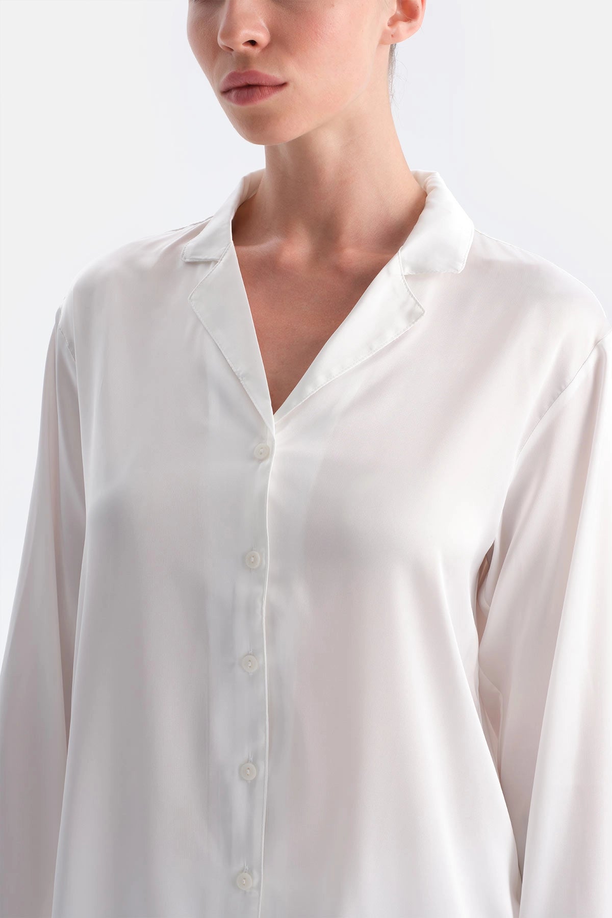 Beyaz Dantel Detaylı Saten Brıde Gömlek