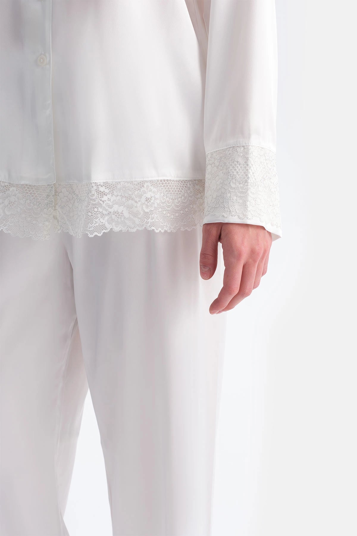 Beyaz Dantel Detaylı Saten Brıde Gömlek