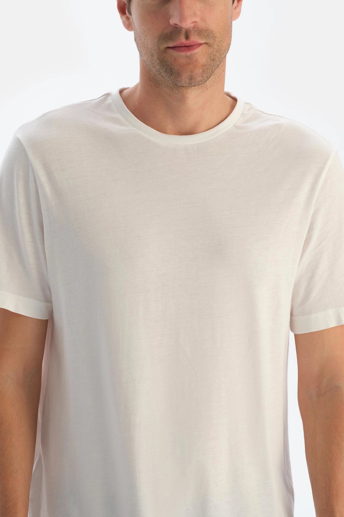 Ekru Bisiklet Yaka Kısa Kollu Tişört Şal Desenli Şortlu Pijama Takımı